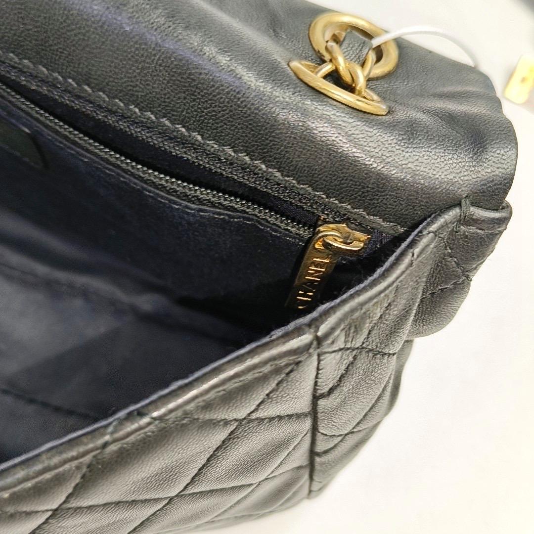 Chanel Classic Flap Medium Nero in pelle d'agnello Valentine Valentin Charms in vendita 11