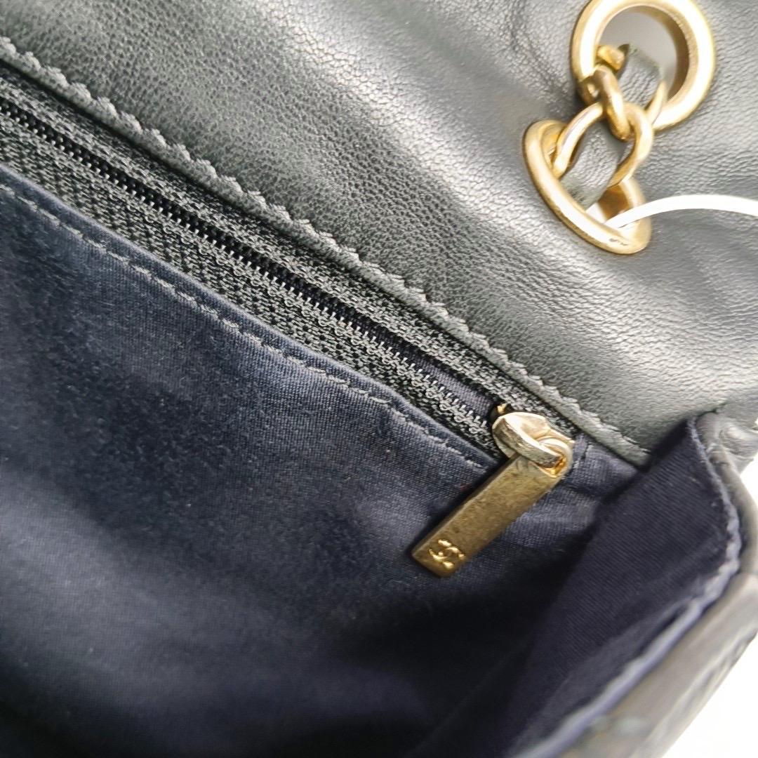 Chanel Classic Flap Medium Nero in pelle d'agnello Valentine Valentin Charms in vendita 13