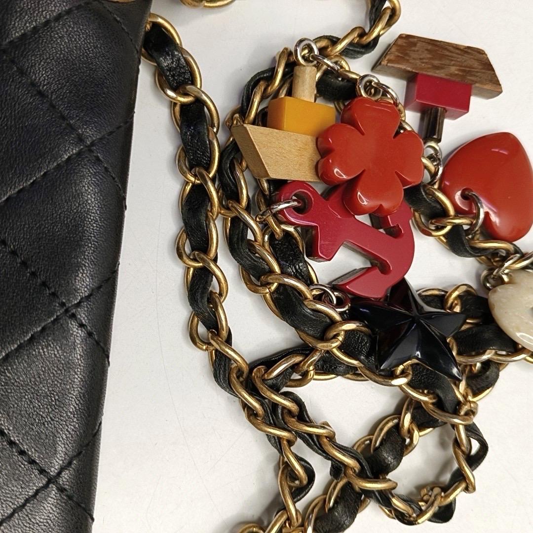 Chanel Classic Flap Medium Nero in pelle d'agnello Valentine Valentin Charms in vendita 15