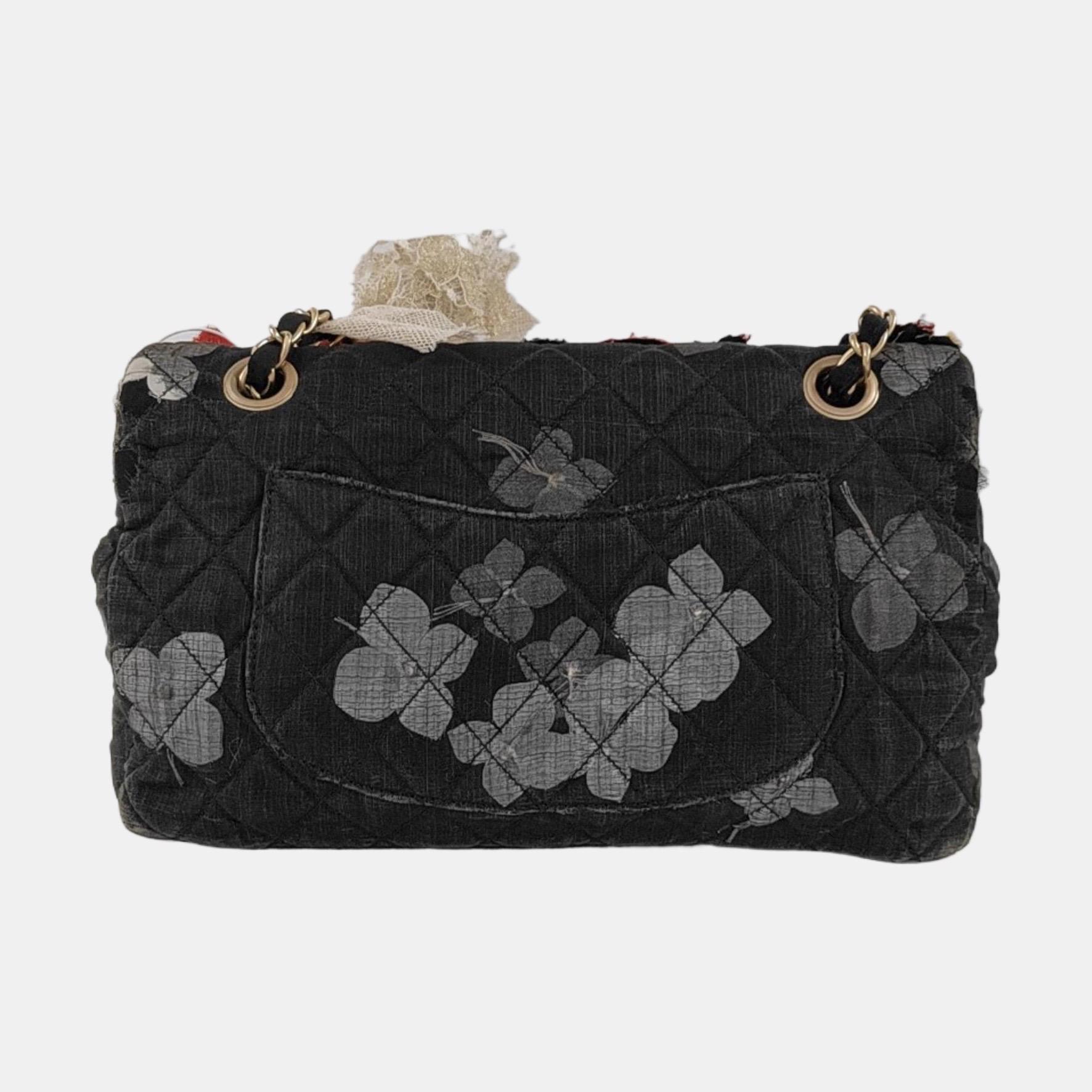 Chanel Classic Flap Medium Columbus Runway Floral Lace Grey Cloth In condizioni buone in vendita a AUBERVILLIERS, FR