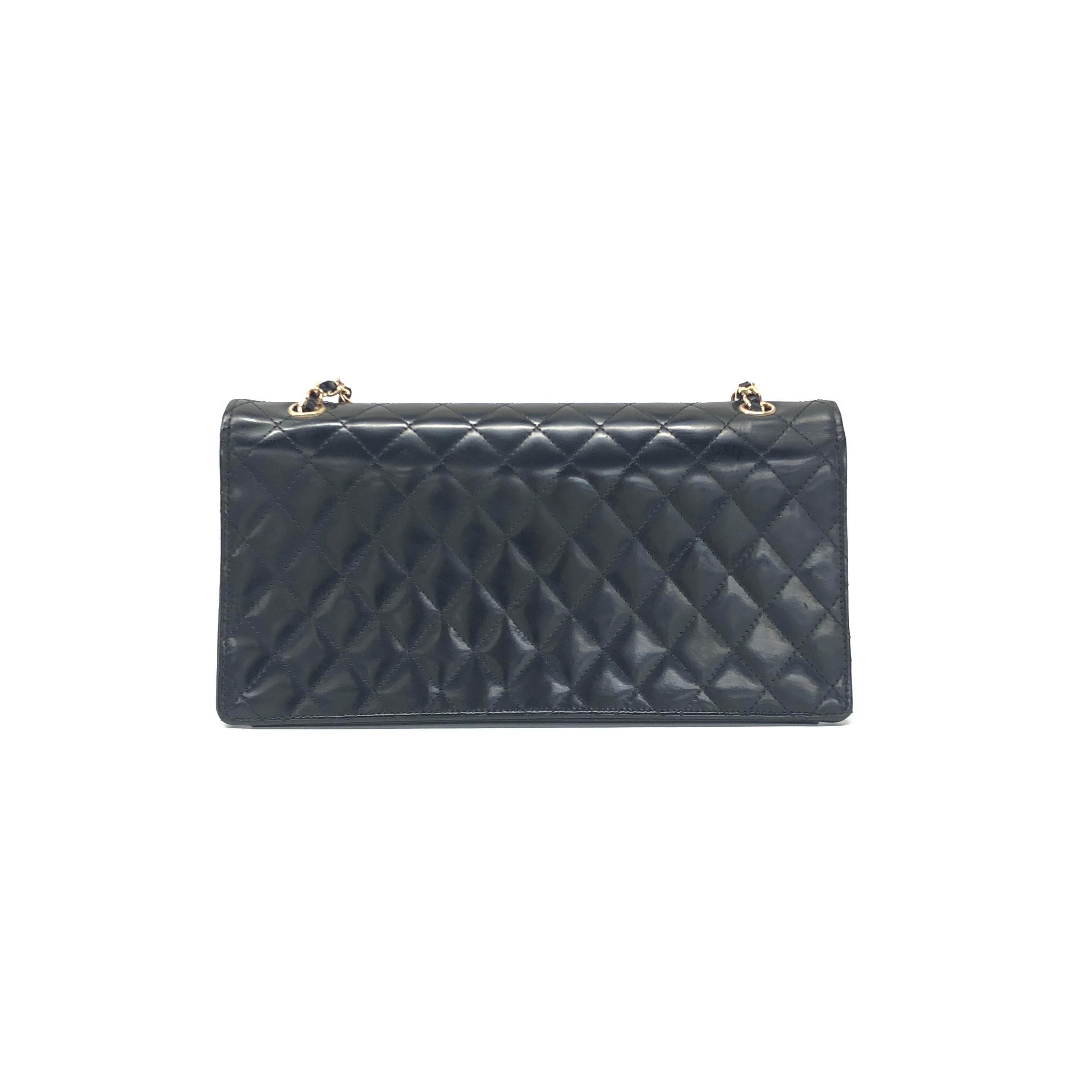 ZUSTAND: SEHR GUT

Diese authentische Chanel Tasche ist in sehr gutem Originalzustand. Leichte Kratzer im Bereich der Beschläge, Kratzer auf der Innen- und Außenseite. Leichte Bereibung an den Ecken. 

DETAILS

Chanel
Zeitlos/ Klassisch