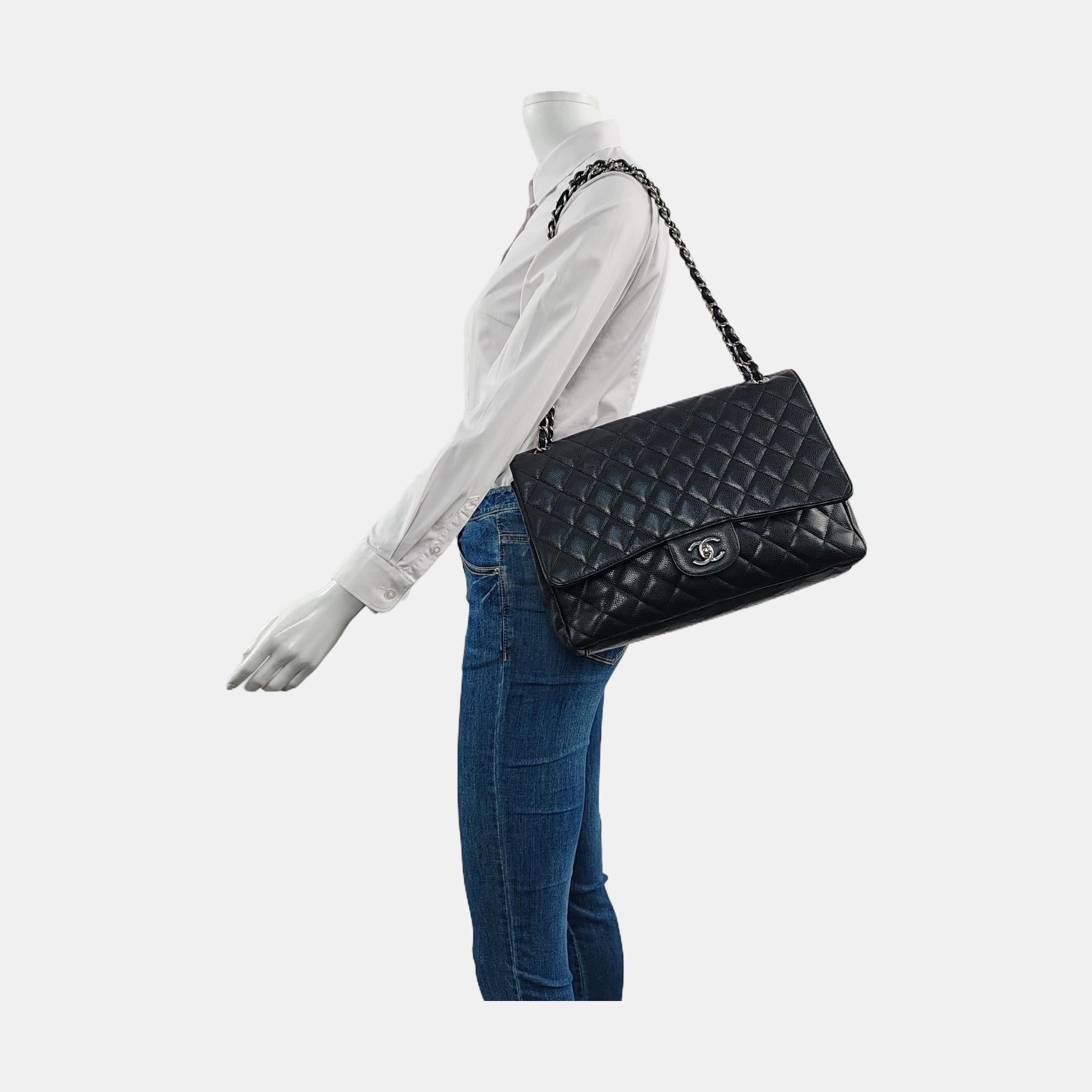 Diese zeitlose Chanel Classic Maxi Flap Tasche ist aus kratzfestem schwarzem Kaviarleder gefertigt und mit goldglänzenden Beschlägen versehen. 



ZUSTAND: SEHR GUT

Leder Falten vor allem um die Basis und Kratzer. Leichtes Anlaufen der Beschläge.