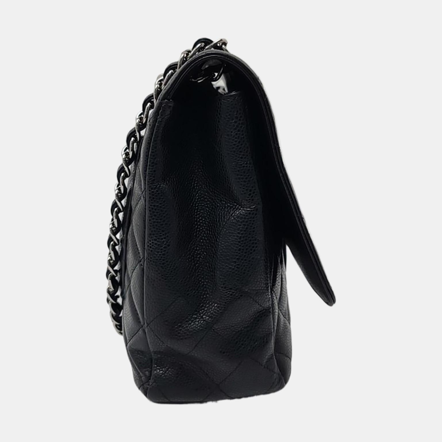 Chanel Classic Flap Maxi Schwarzes Kaviarleder Einzelklappe mit silberner Hardware im Zustand „Gut“ im Angebot in AUBERVILLIERS, FR