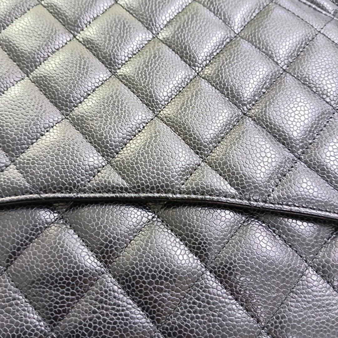 Chanel Classic Flap Maxi Schwarzes Kaviarleder Einzelklappe mit silberner Hardware im Angebot 1