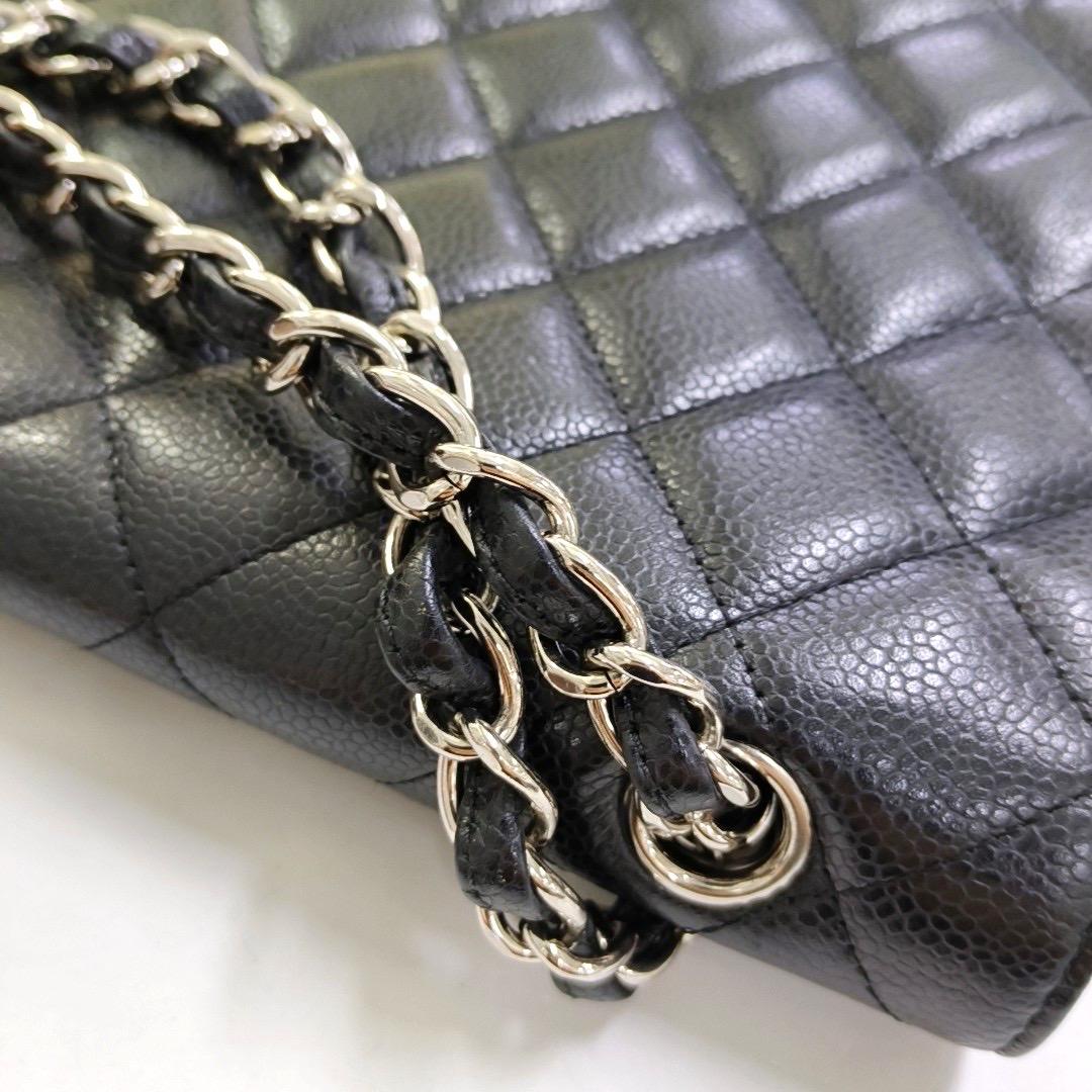 Chanel Classic Flap Maxi Schwarzes Kaviarleder Einzelklappe mit silberner Hardware im Angebot 8