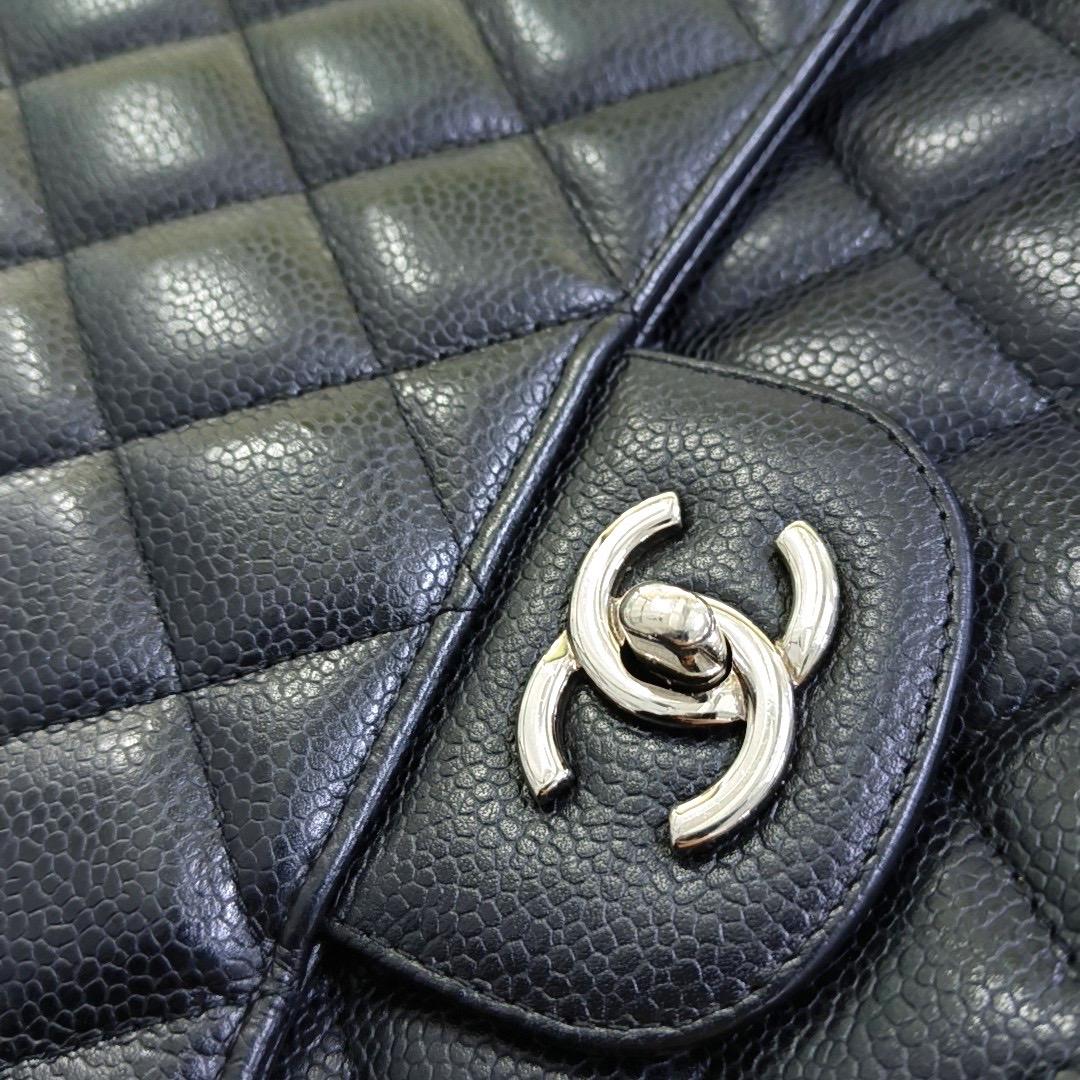 Chanel Classic Flap Maxi Schwarzes Kaviarleder Einzelklappe mit silberner Hardware im Angebot 7