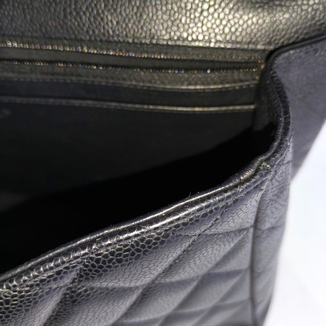 Chanel Classic Flap Maxi Schwarzes Kaviarleder Einzelklappe mit silberner Hardware im Angebot 11