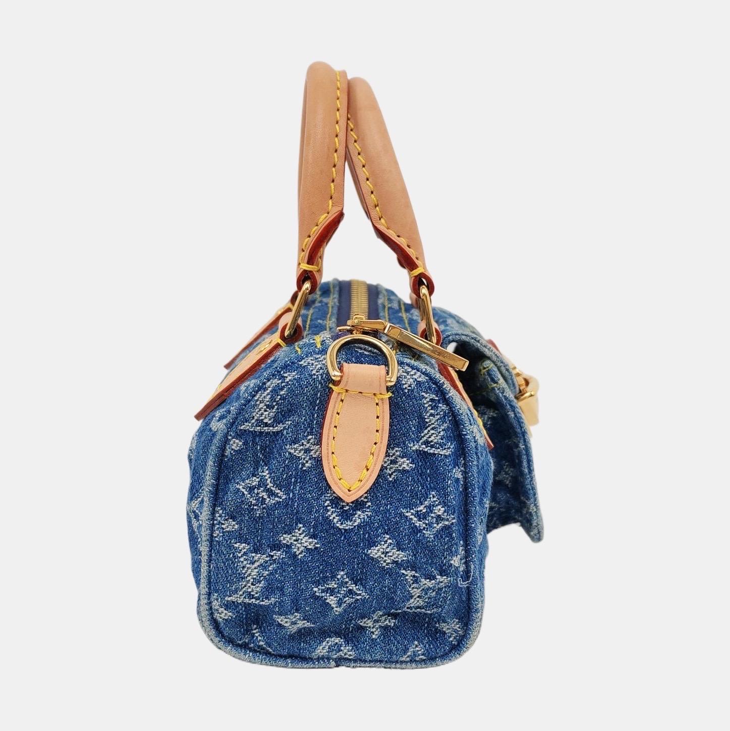CONDIZIONE: ECCELLENTE

Patina molto leggera sulla pelle. Lievi sfregamenti intorno alle tubature. Piccole macchie all'interno e all'esterno.

DETTAGLI

Posta 2021
Microchip
Marchio: Louis Vuitton
Model: Neo Speedy Super Mini
Colore: blu /