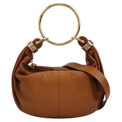 CHLOÉ Bolso de hombro de piel con textura brillante marrón adornado con pulsera