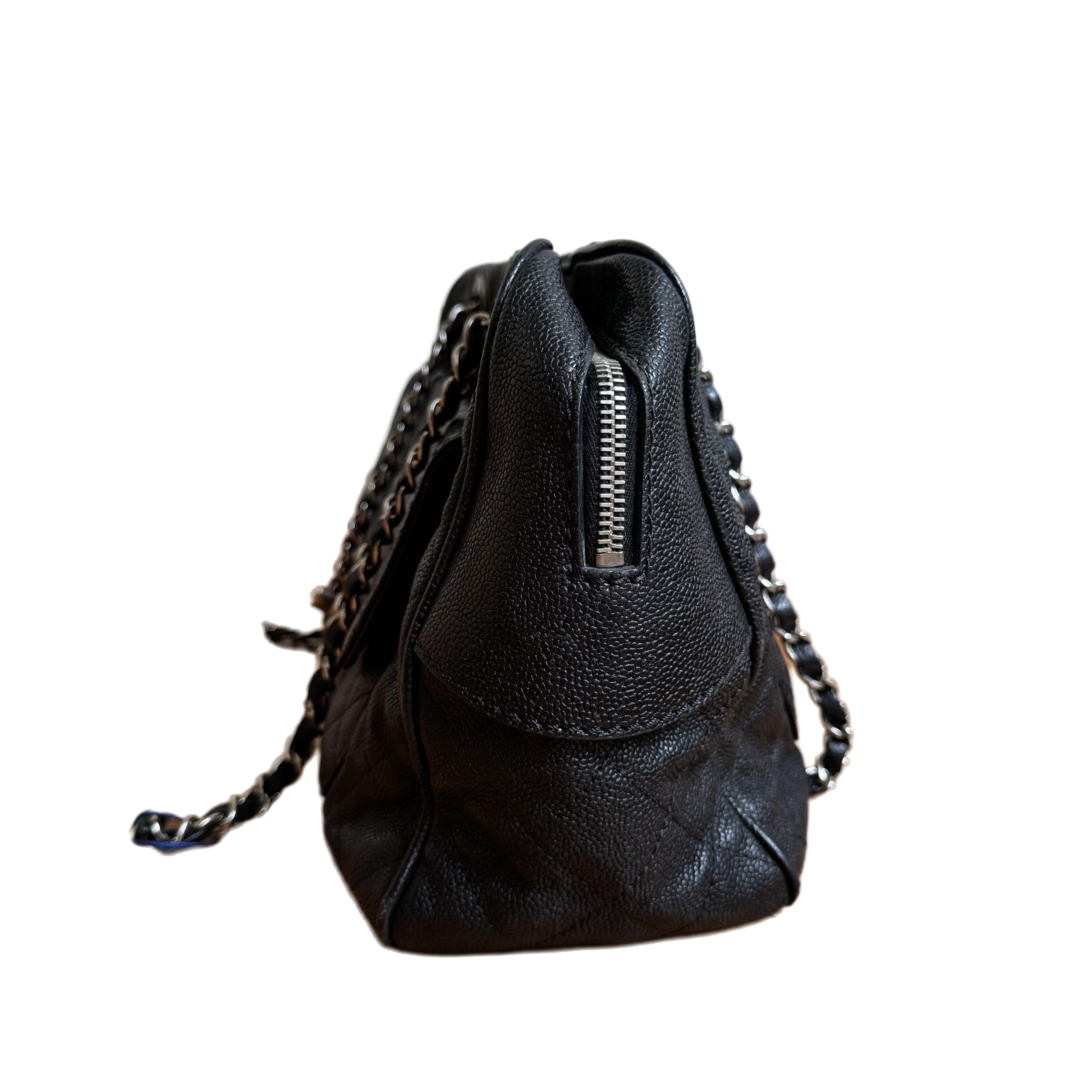 ÉTAT : EXCELLENT

Ce sac authentique de Chanel est en excellent état d'origine. Légères rayures autour de la quincaillerie, rayures à l'intérieur. 

DÉTAILS

Circa 2013
Chanel
Sac de bowling Fourre-tout

Poche frontale, ouverture zippée
Double