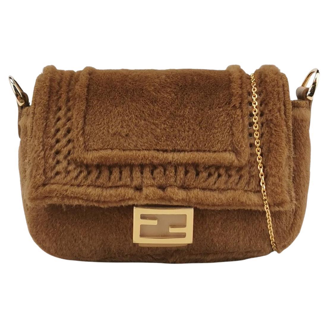 Fendi Nano Baguette Charm Piel de visón marrón con cadena