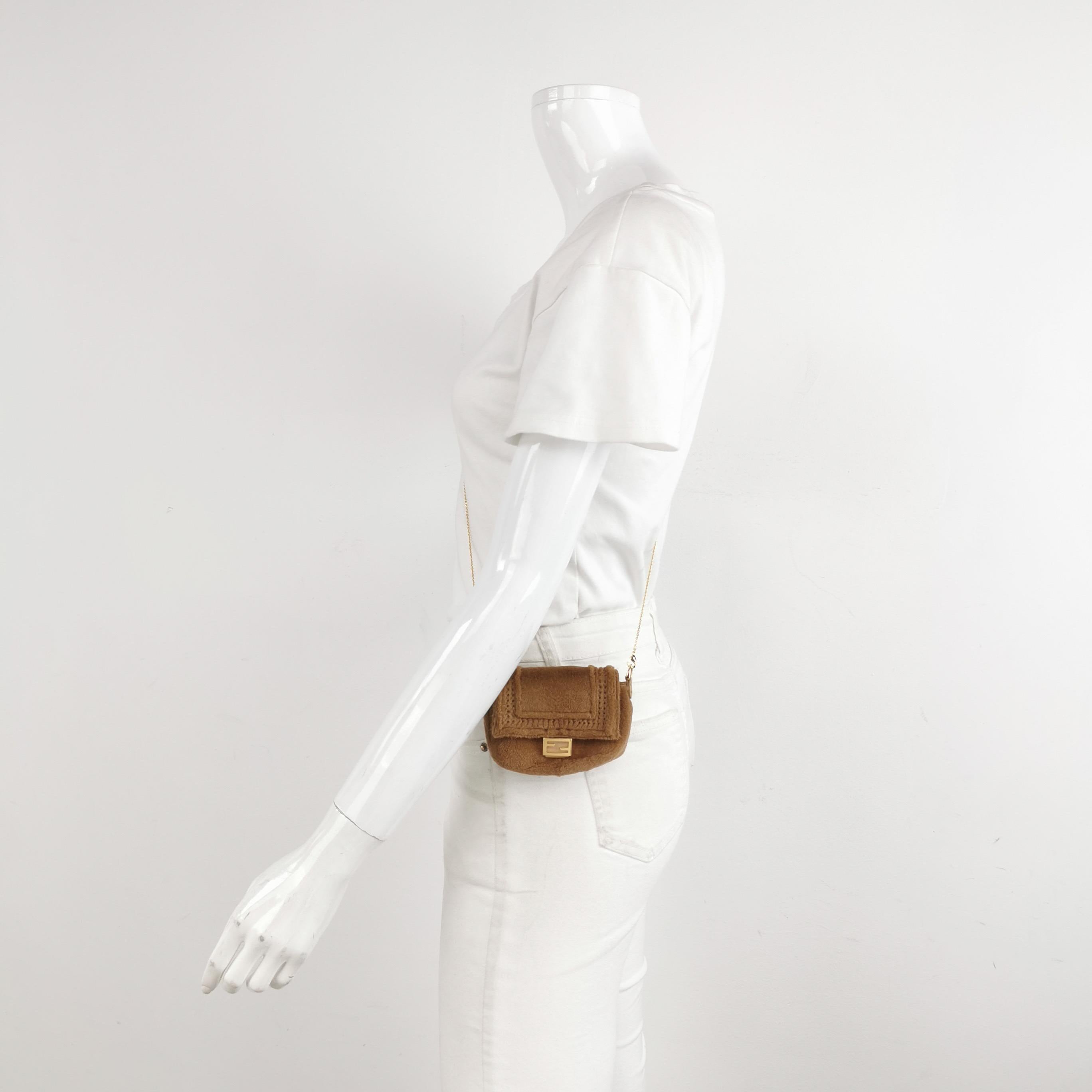 Fendi Nano Baguette Charm in pelliccia di visone rosa con catena
 Queste sono foto professionali della borsa vera e propria.
 CONDIZIONI: MAI INDOSSATO
 Graffi sulla fibbia anteriore
 DETTAGLI
 
 Fendi 
 Nano Baguette
 Materiale: Pelliccia di