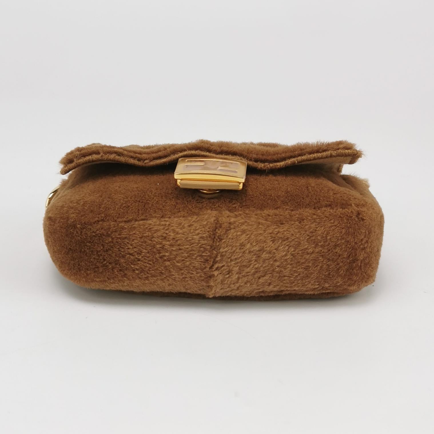 Fendi Nano Baguette Charm in pelliccia di visone marrone con catena In condizioni ottime in vendita a AUBERVILLIERS, FR
