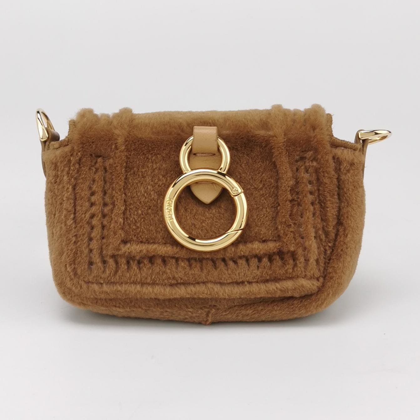 Donna Fendi Nano Baguette Charm in pelliccia di visone marrone con catena in vendita