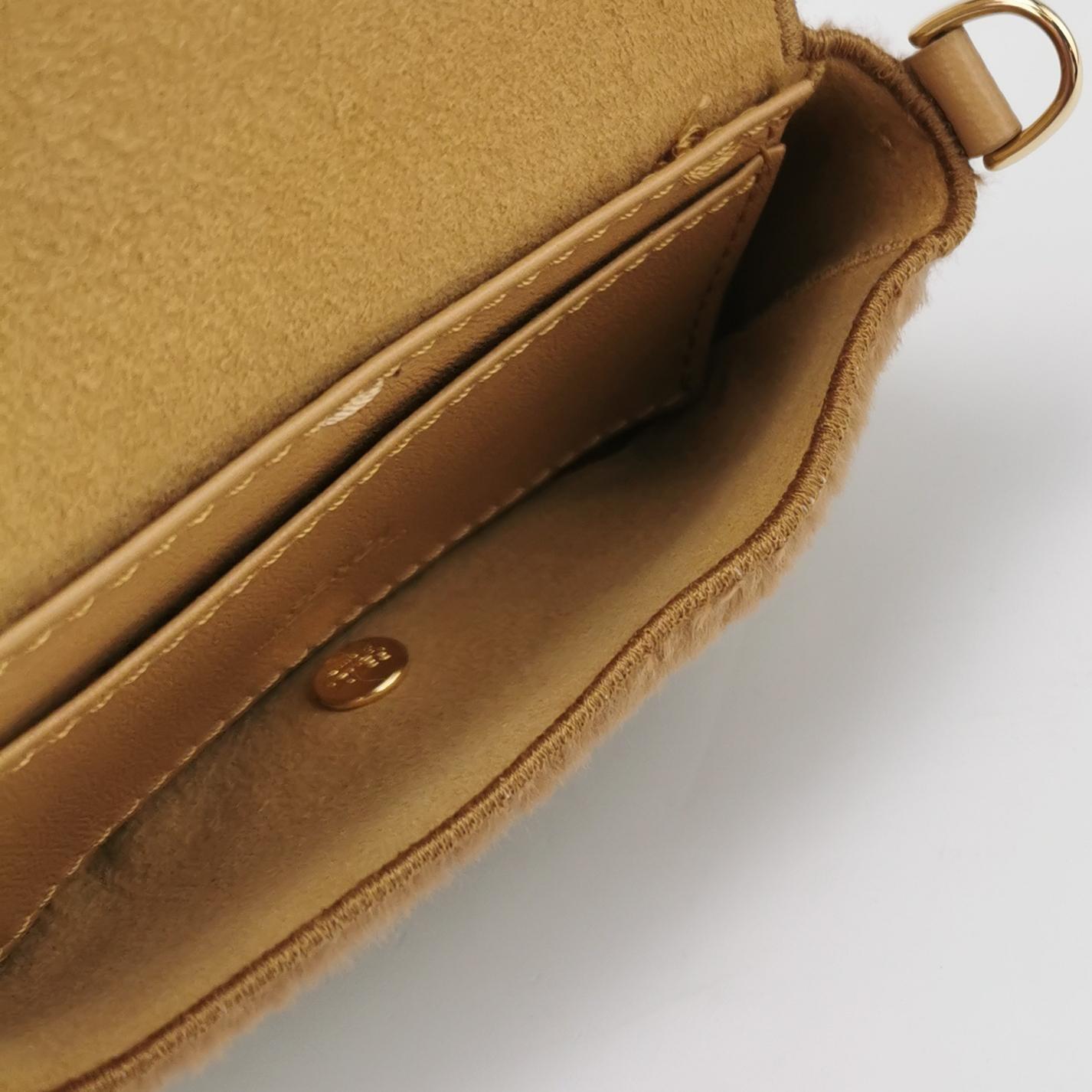 Marrone Fendi Nano Baguette Charm in pelliccia di visone marrone con catena in vendita