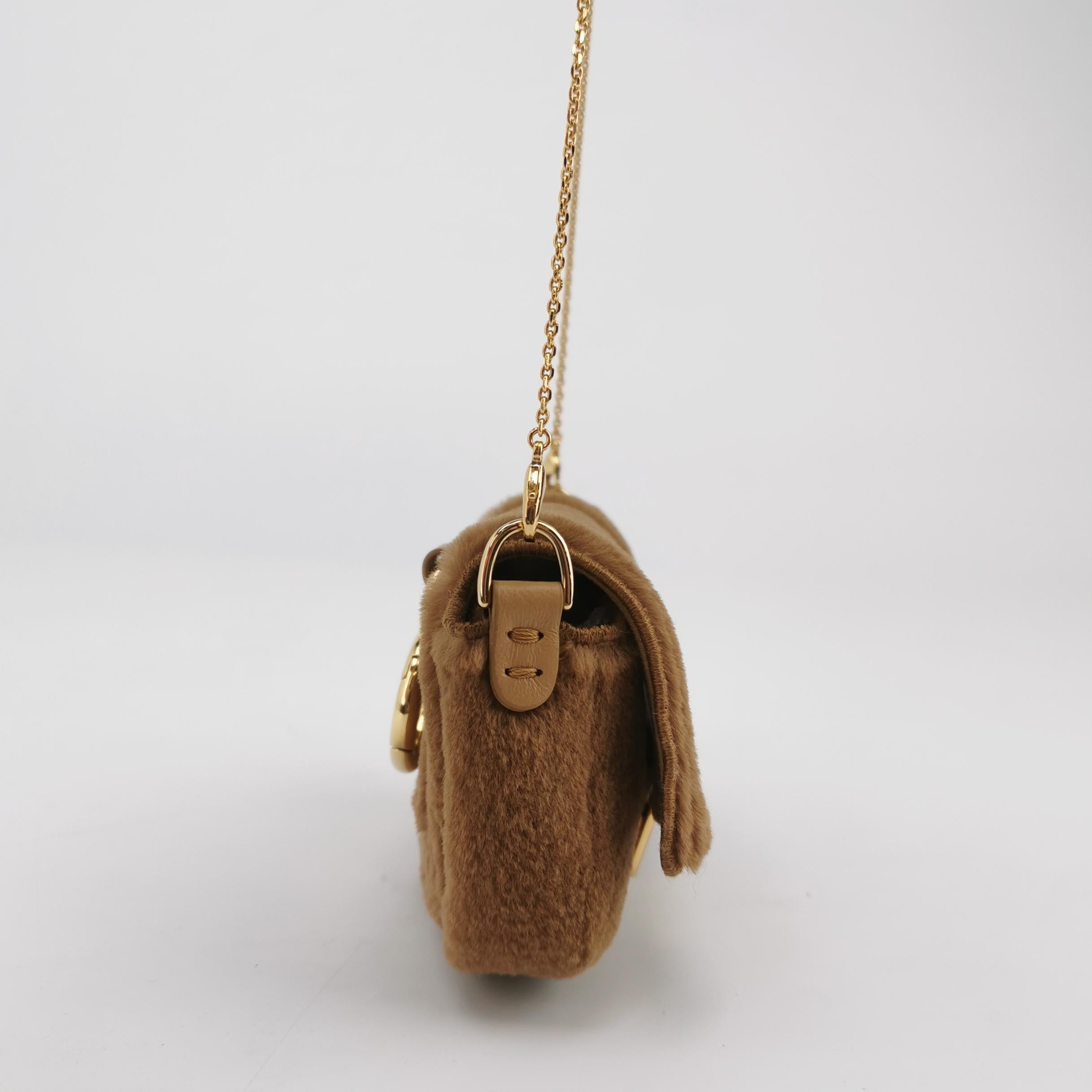 Fendi Nano Baguette Charm in pelliccia di visone marrone con catena in vendita 1