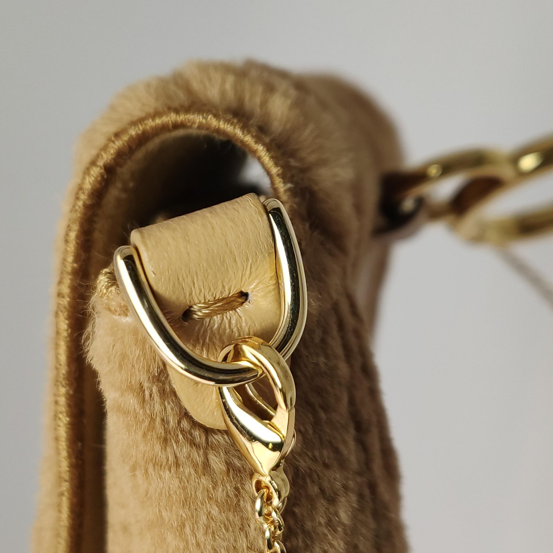 Fendi Nano Baguette Charm in pelliccia di visone marrone con catena in vendita 4