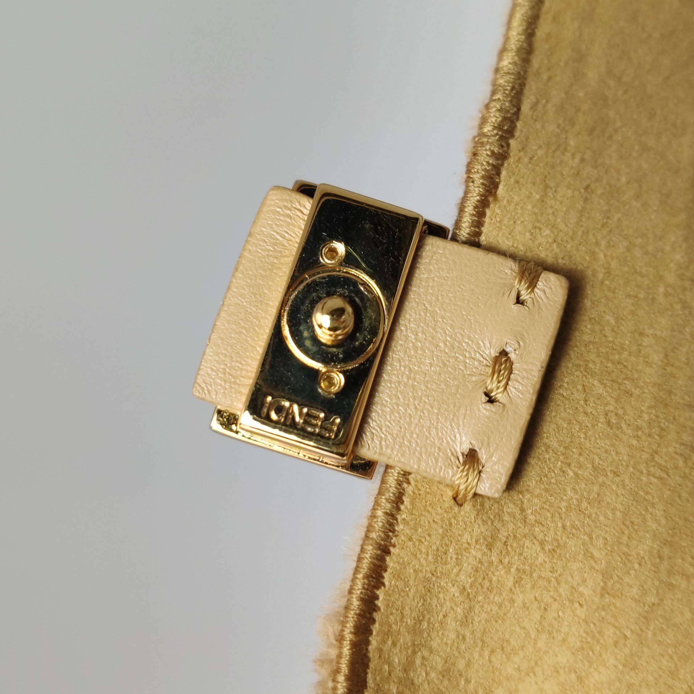 Fendi Nano Baguette Charm in pelliccia di visone marrone con catena in vendita 6