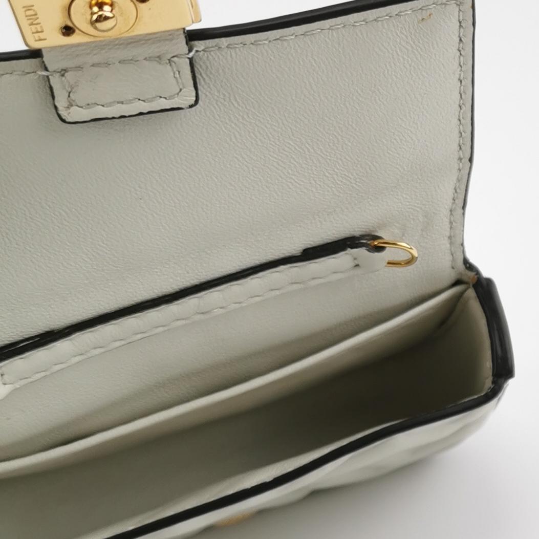 Gris Fendi Nano Baguette Charm Cuir d'agneau blanc Ferrures en or en vente