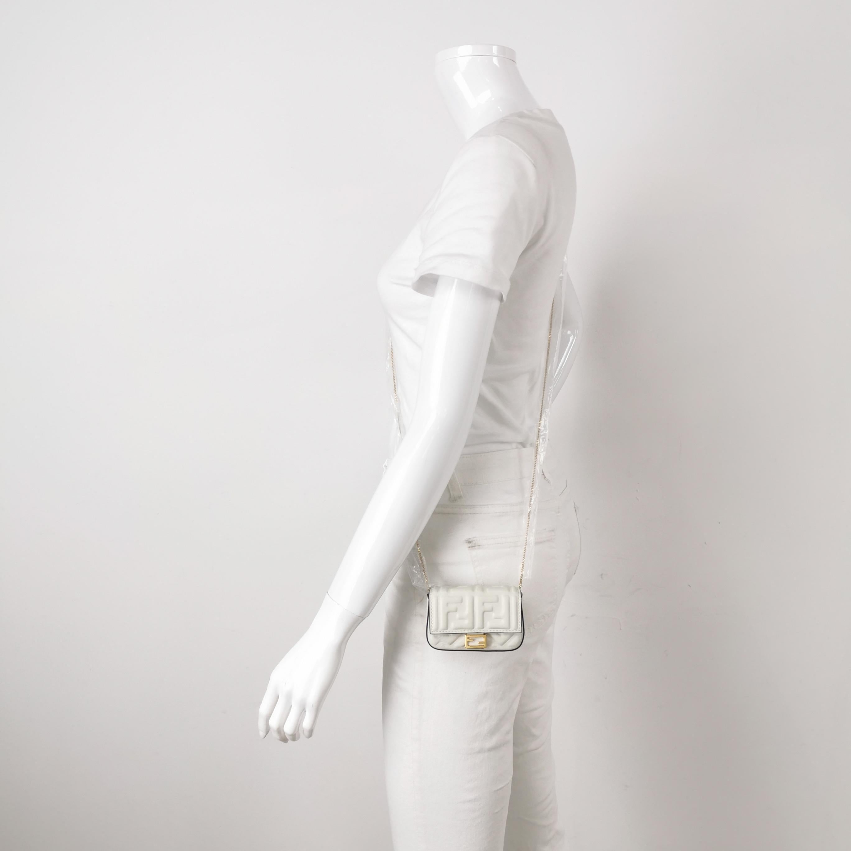  ÉTAT : EXCELLENT
 Rayures sur la boucle avant, plis du cuir. 
 DÉTAILS
 
 Fendi 
 Nano Baguette
 MATERIAL : Cuir d'agneau
 Couleur : blanc
 Largeur 4.75