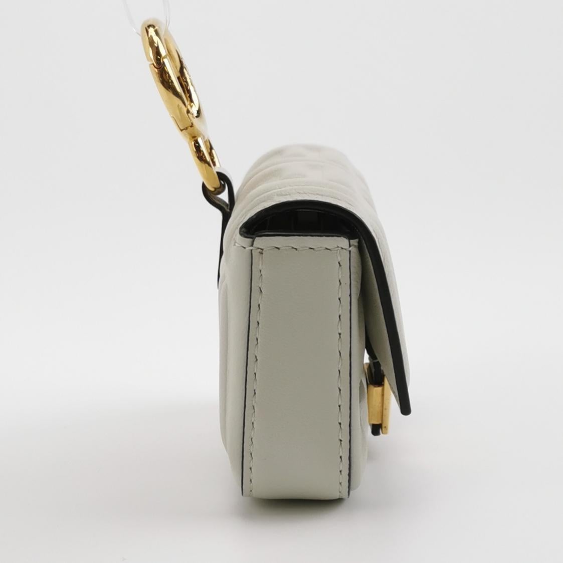 Fendi Nano Baguette Charm Cuir d'agneau blanc Ferrures en or en vente 1