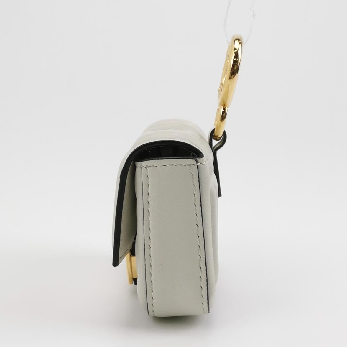 Fendi Nano Baguette Charm Cuir d'agneau blanc Ferrures en or en vente 2