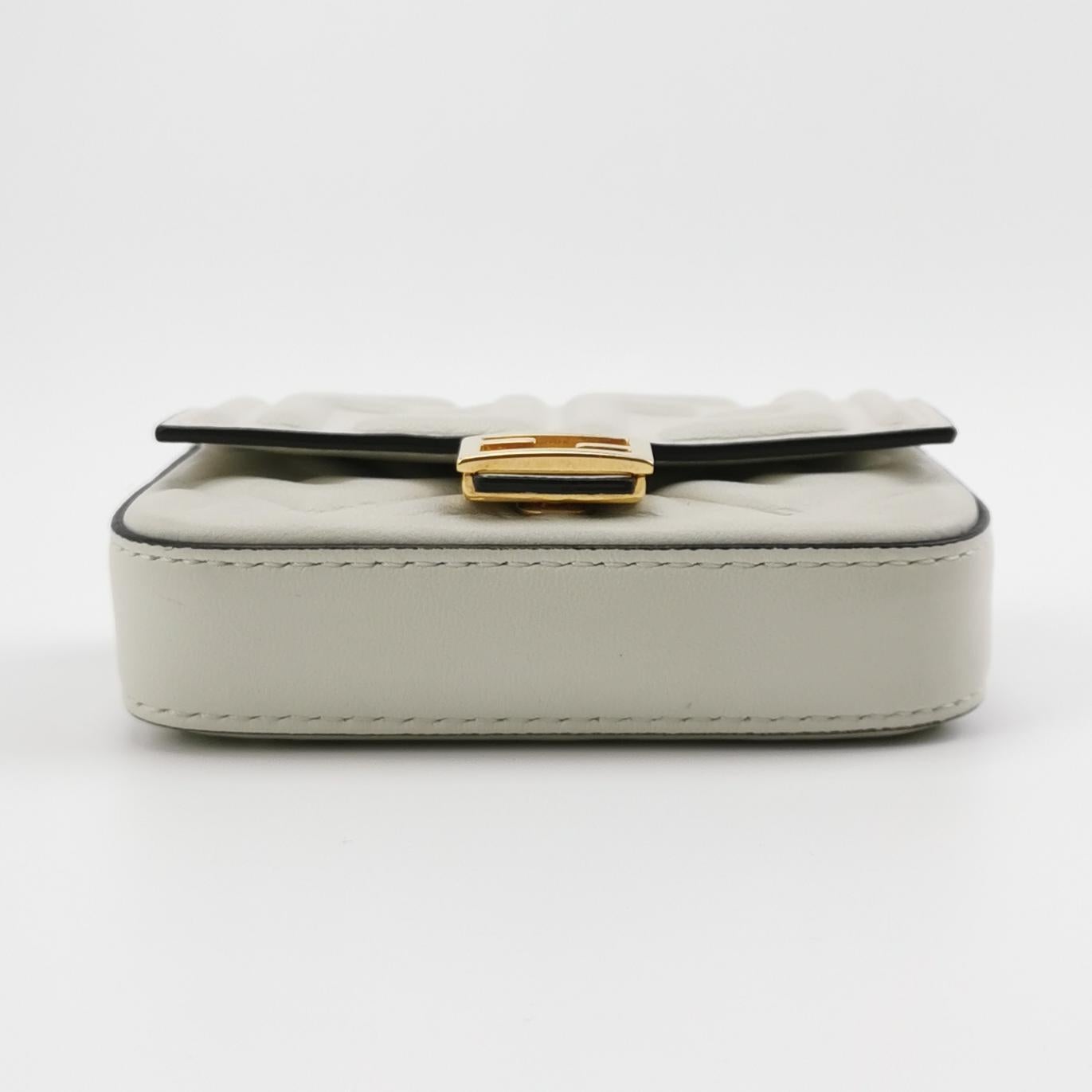Fendi Nano Baguette Charm Cuir d'agneau blanc Ferrures en or Excellent état - En vente à AUBERVILLIERS, FR