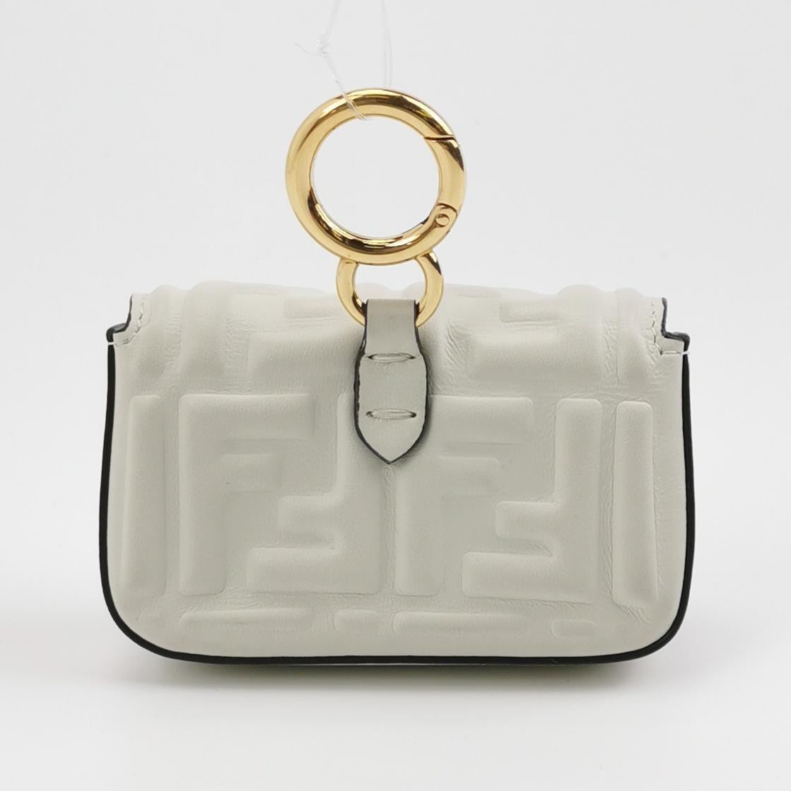 Fendi Nano Baguette Charm Cuir d'agneau blanc Ferrures en or Pour femmes en vente