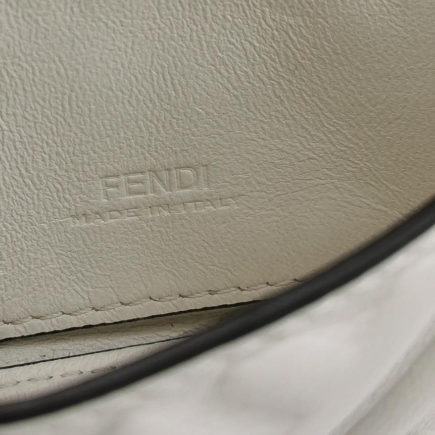Fendi Nano Baguette Charm Cuir d'agneau blanc Ferrures en or en vente 3