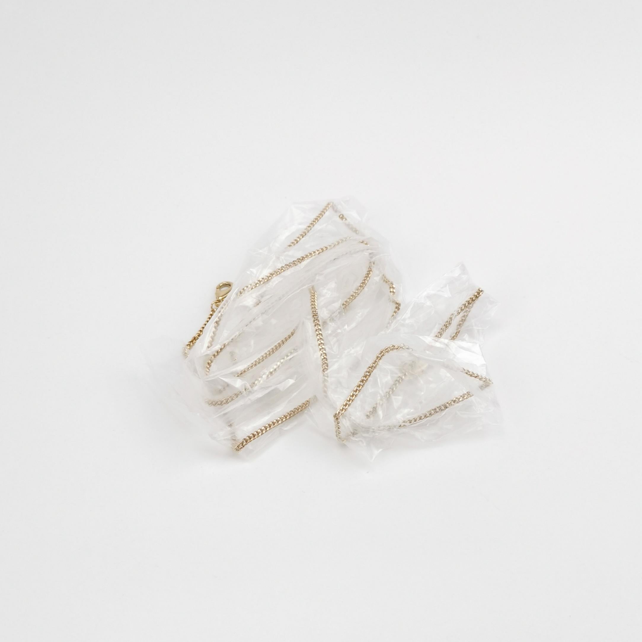Fendi Nano Baguette Charm Cuir d'agneau blanc Ferrures en or en vente 7