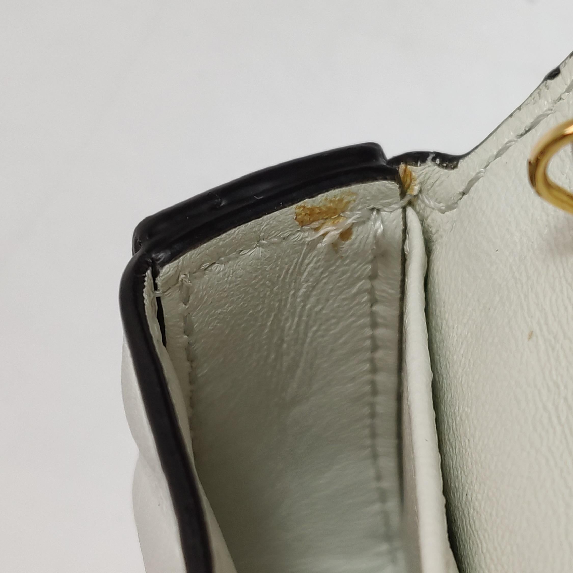 Fendi Nano Baguette Charm Cuir d'agneau blanc Ferrures en or en vente 6