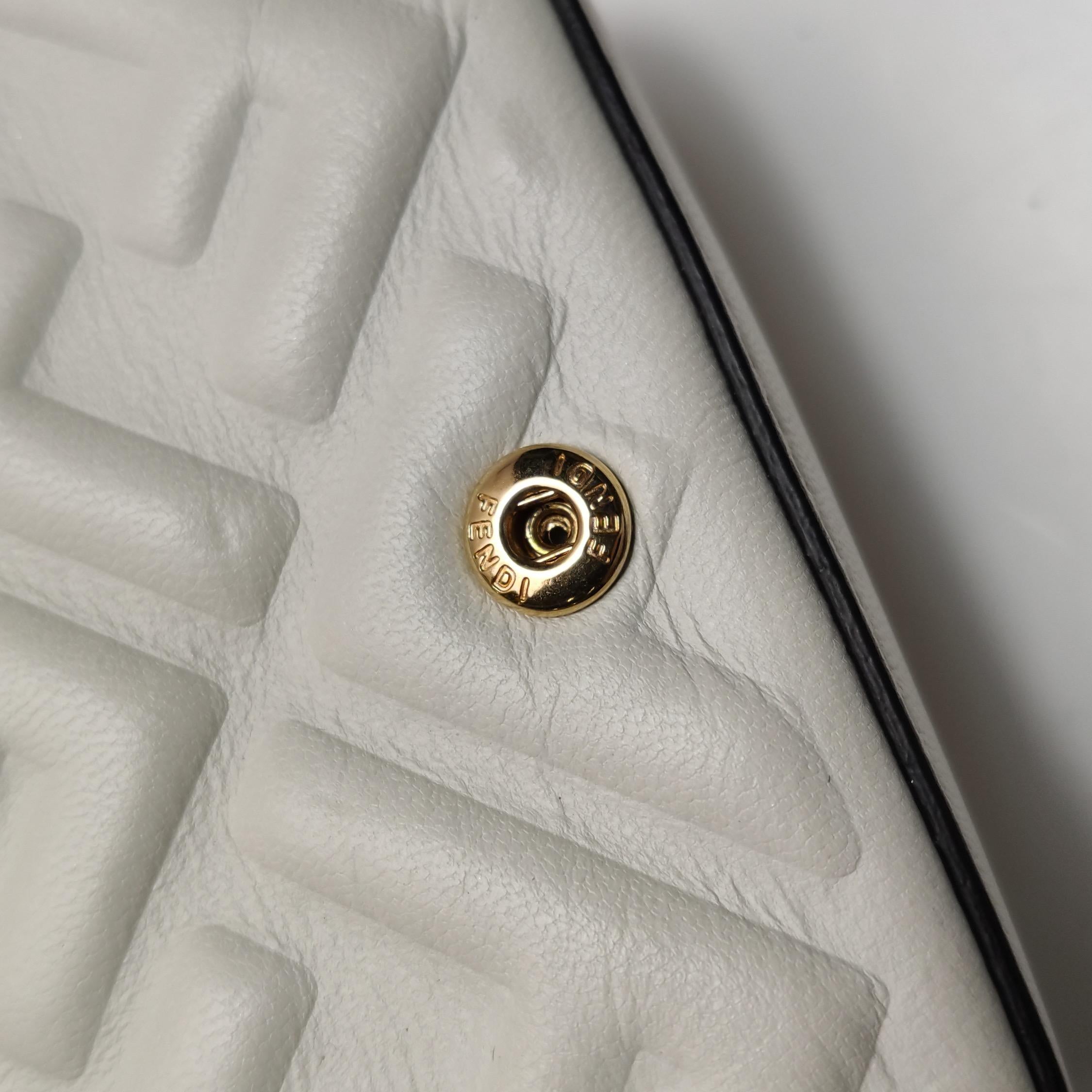 Fendi Nano Baguette Charm Cuir d'agneau blanc Ferrures en or en vente 4