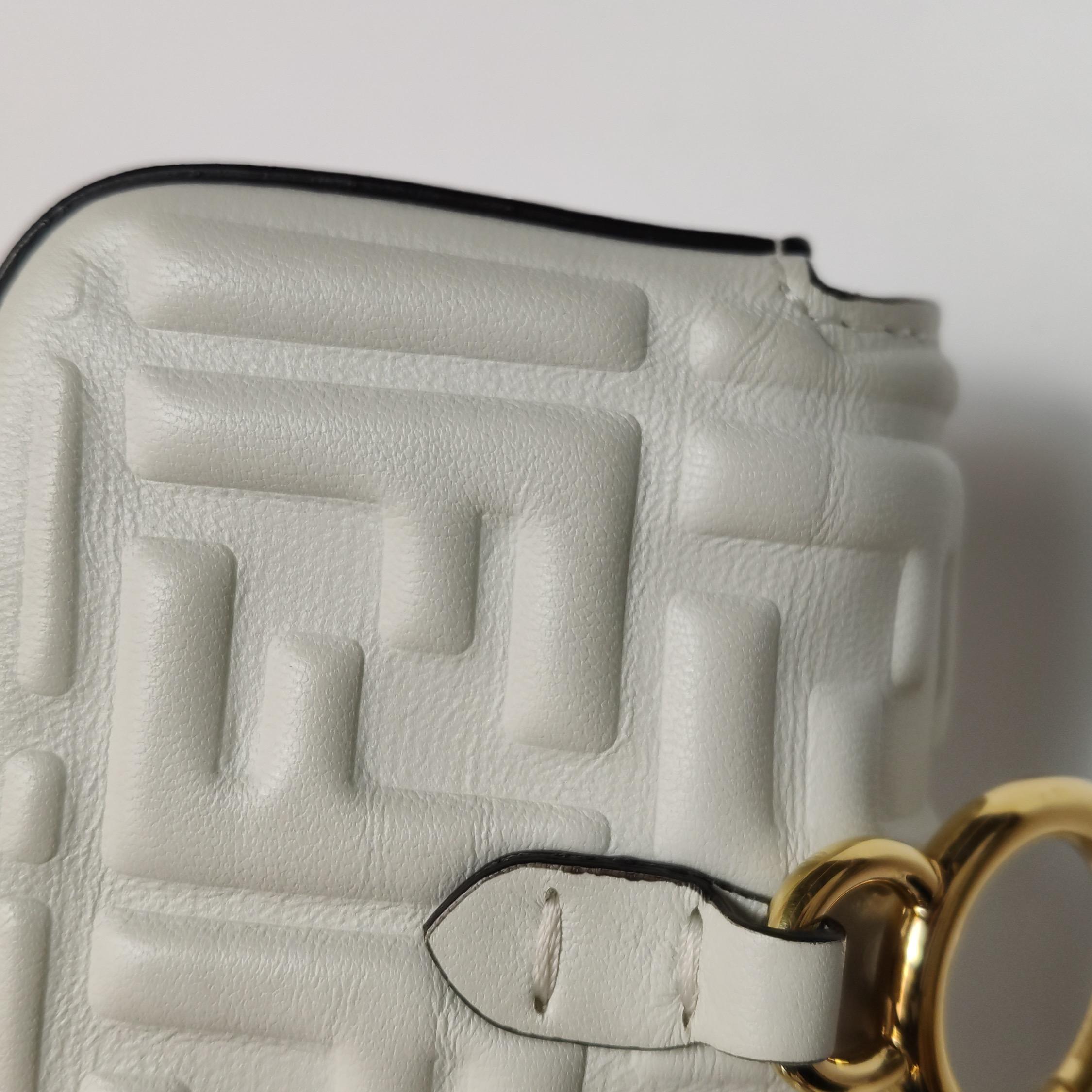 Fendi Nano Baguette Charm Cuir d'agneau blanc Ferrures en or en vente 8