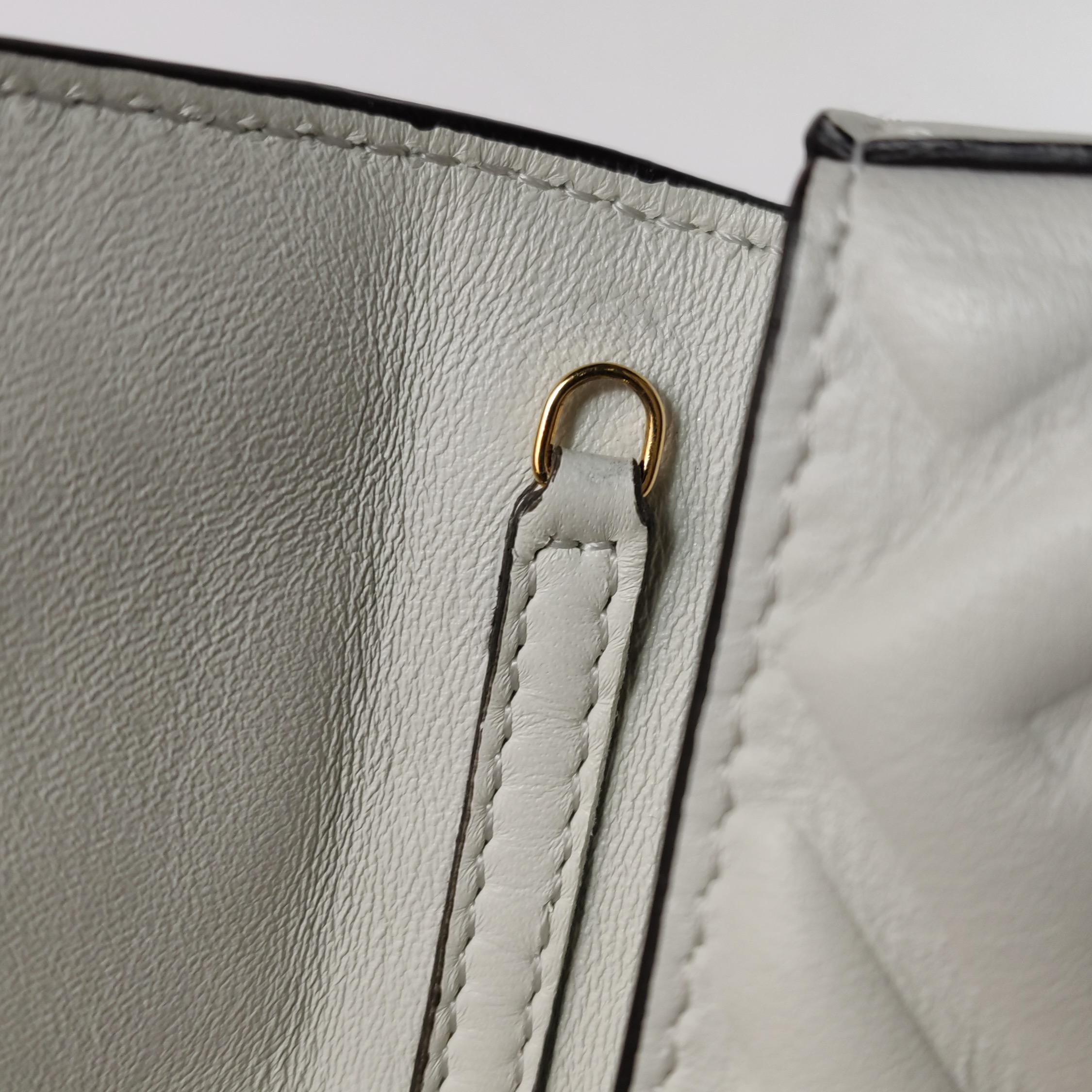 Fendi Nano Baguette Charm Cuir d'agneau blanc Ferrures en or en vente 5