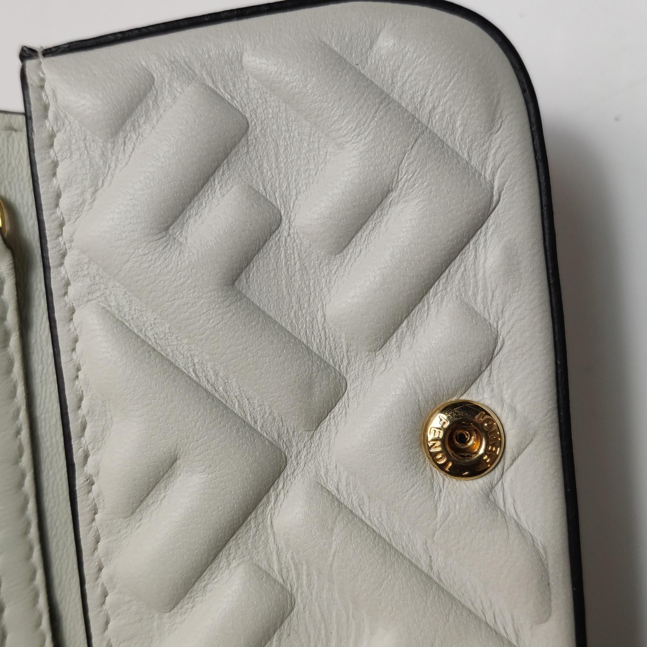 Fendi Nano Baguette Charm Cuir d'agneau blanc Ferrures en or en vente 9