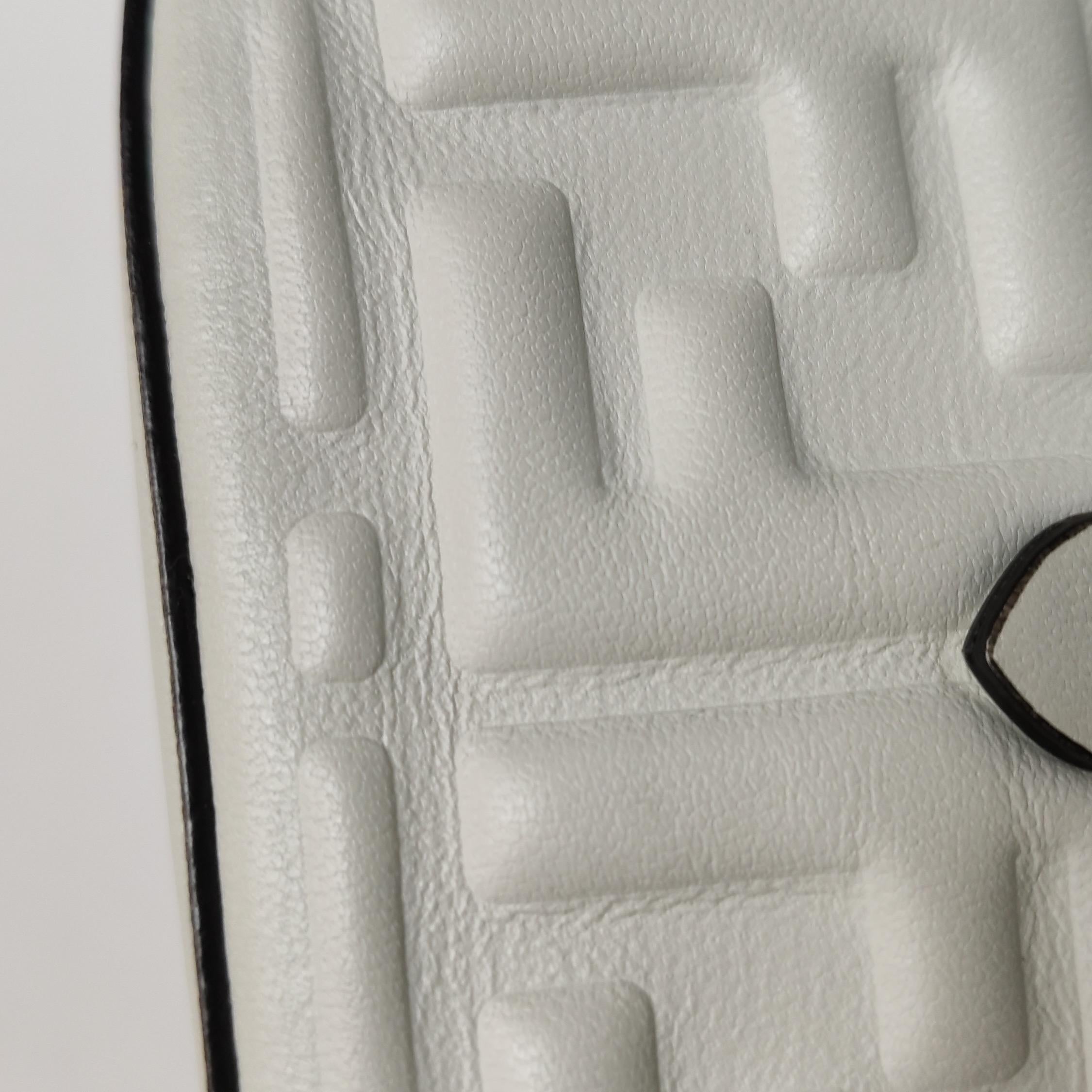 Fendi Nano Baguette Charm Cuir d'agneau blanc Ferrures en or en vente 10