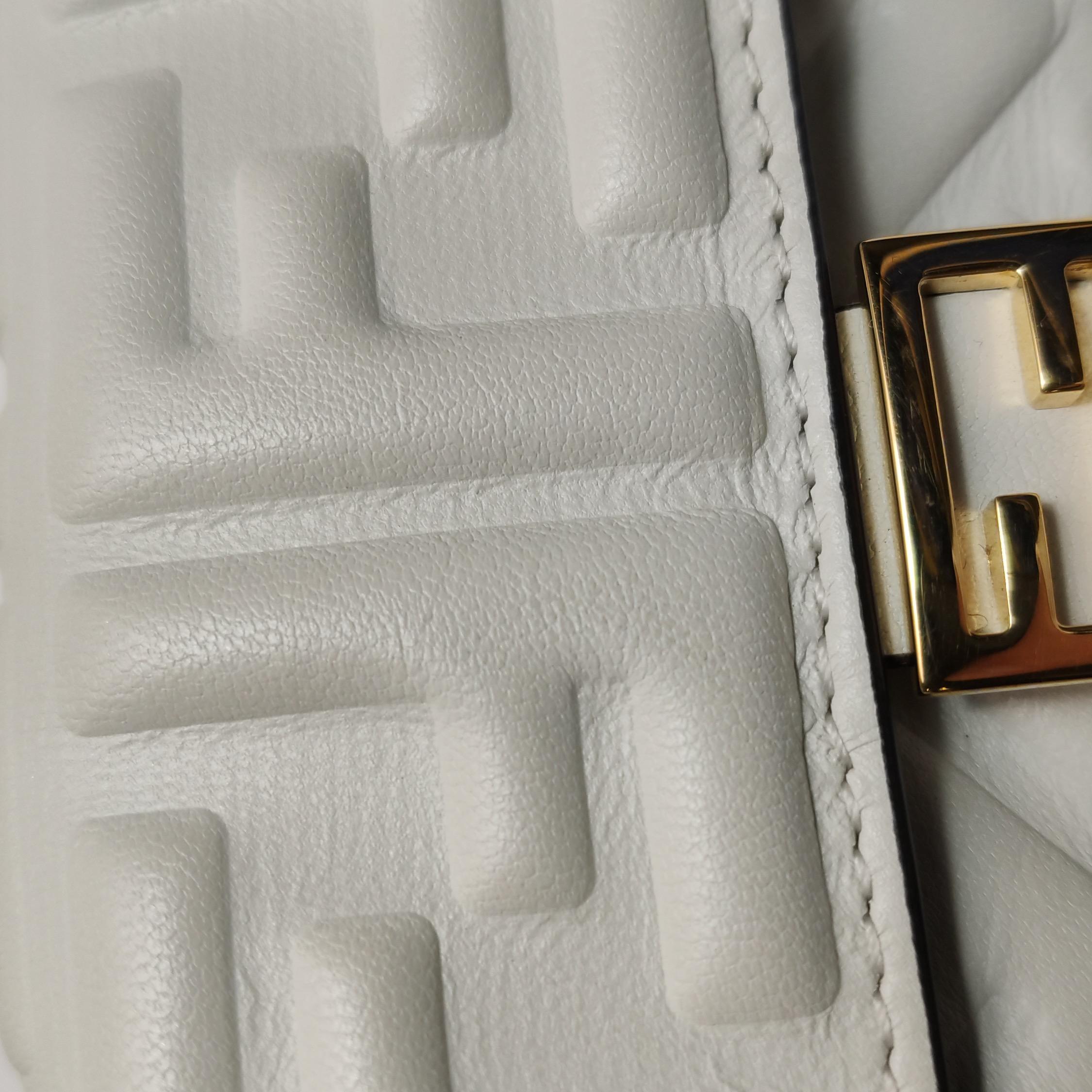 Fendi Nano Baguette Charm Cuir d'agneau blanc Ferrures en or en vente 11