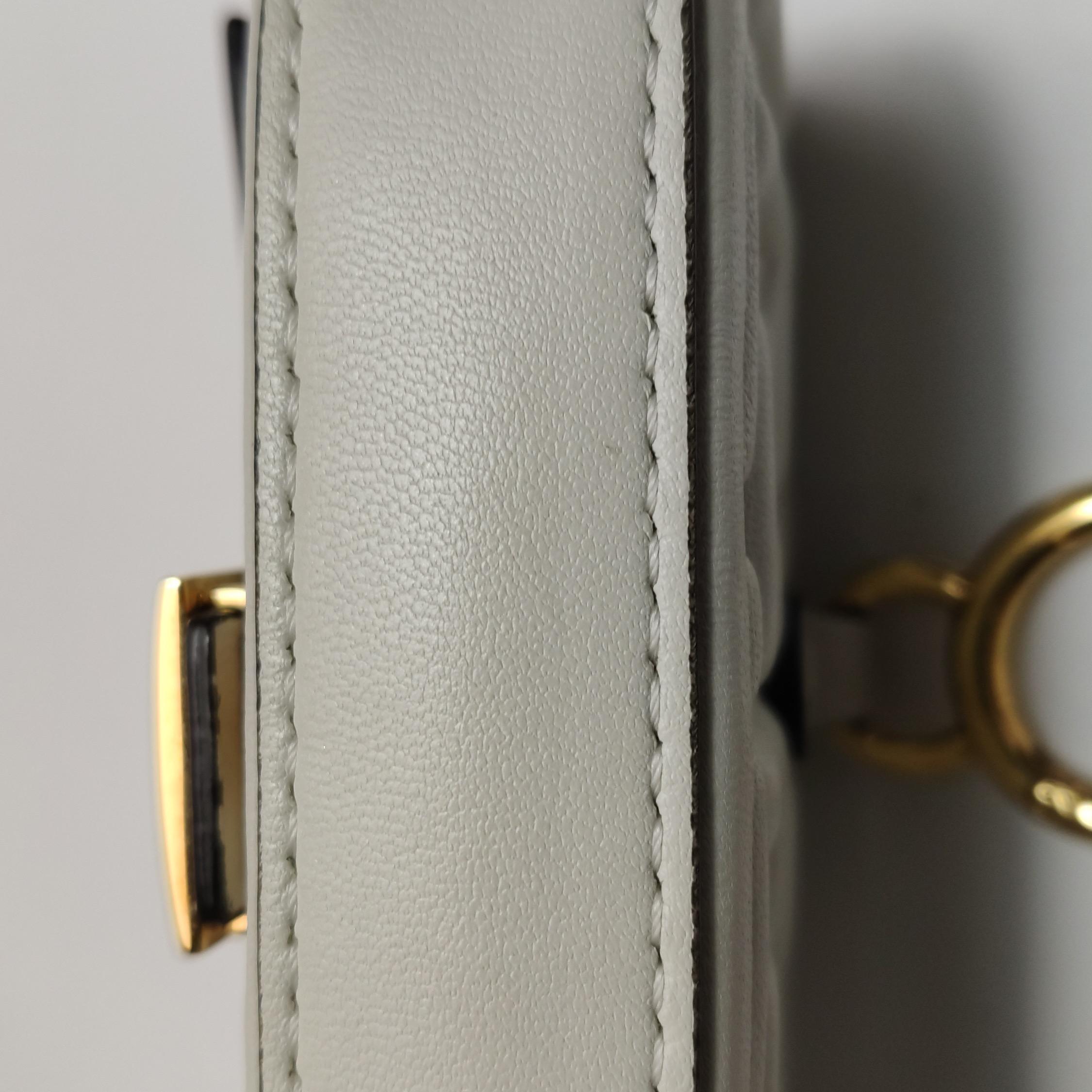 Fendi Nano Baguette Charm Cuir d'agneau blanc Ferrures en or en vente 12