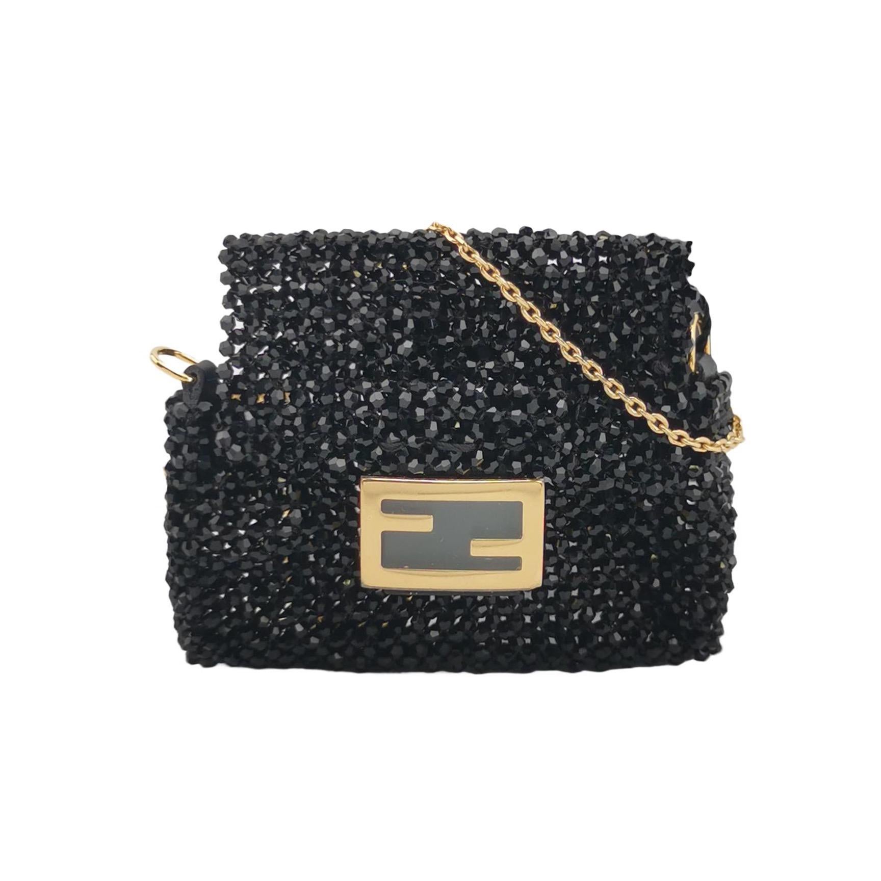  ZUSTAND: NIE GETRAGEN


 DETAILS

Fendi
Nano-Baguette
MATERIAL: Perlen
Farbe: Schwarz
Breite 7,5cm x Höhe 6cm x Tiefe 1cm
ZUBEHÖR: Kette