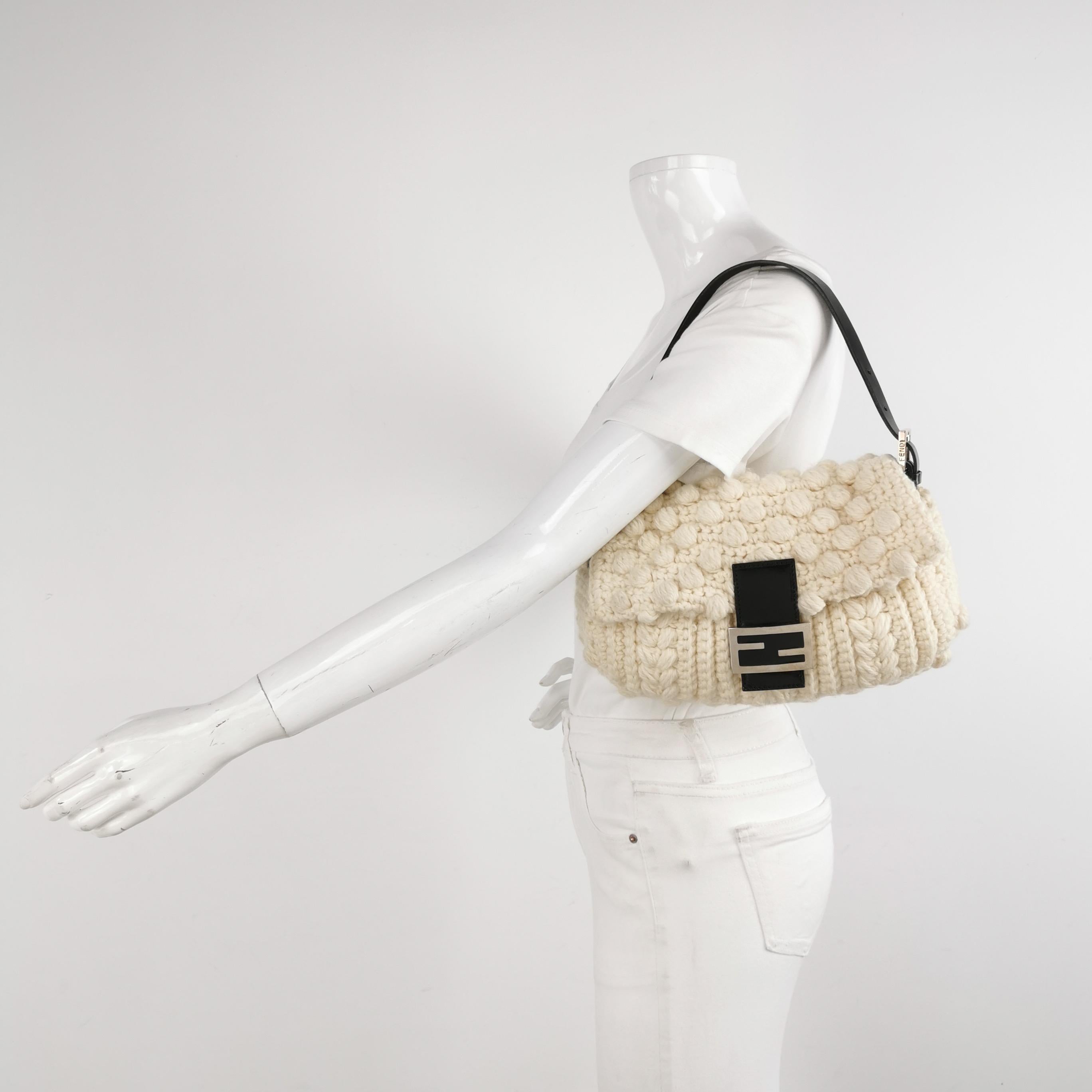 Fendi Baguette Bag Bianco Borsa a tracolla con pompon in lana lavorata all'uncinetto
 Queste sono foto professionali della borsa vera e propria.
 CONDIZIONE: EccellenteQuesta borsa baguette Fendi presenta alcuni leggeri segni di usura, tra cui