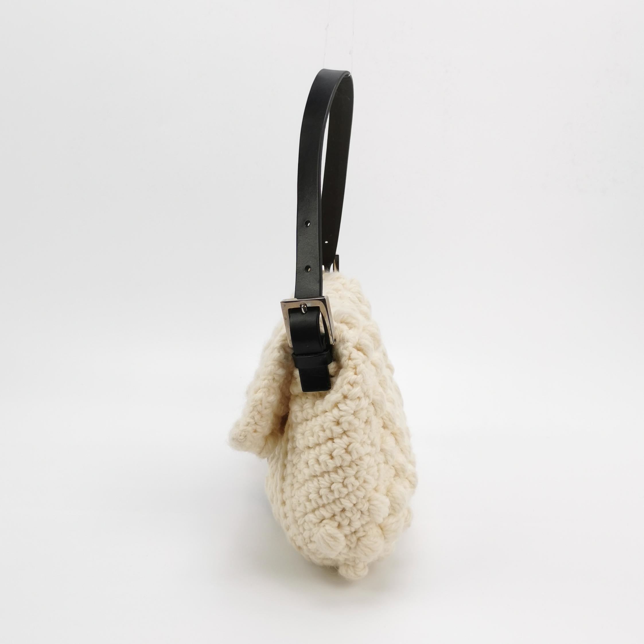 Fendi Baguette Bag Bianco Borsa a tracolla con pompon in lana lavorata all'uncinetto In condizioni buone in vendita a AUBERVILLIERS, FR
