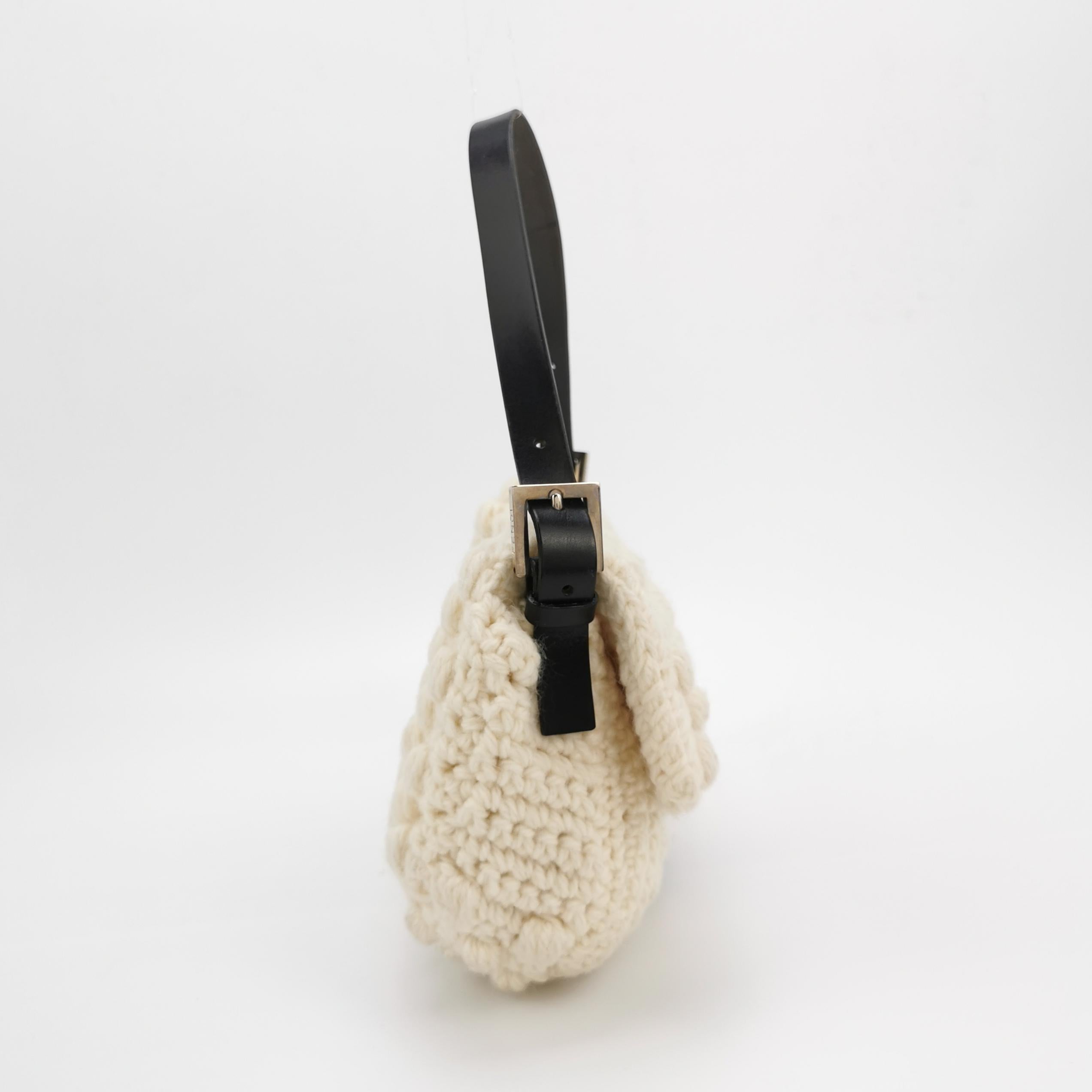 Donna Fendi Baguette Bag Bianco Borsa a tracolla con pompon in lana lavorata all'uncinetto in vendita