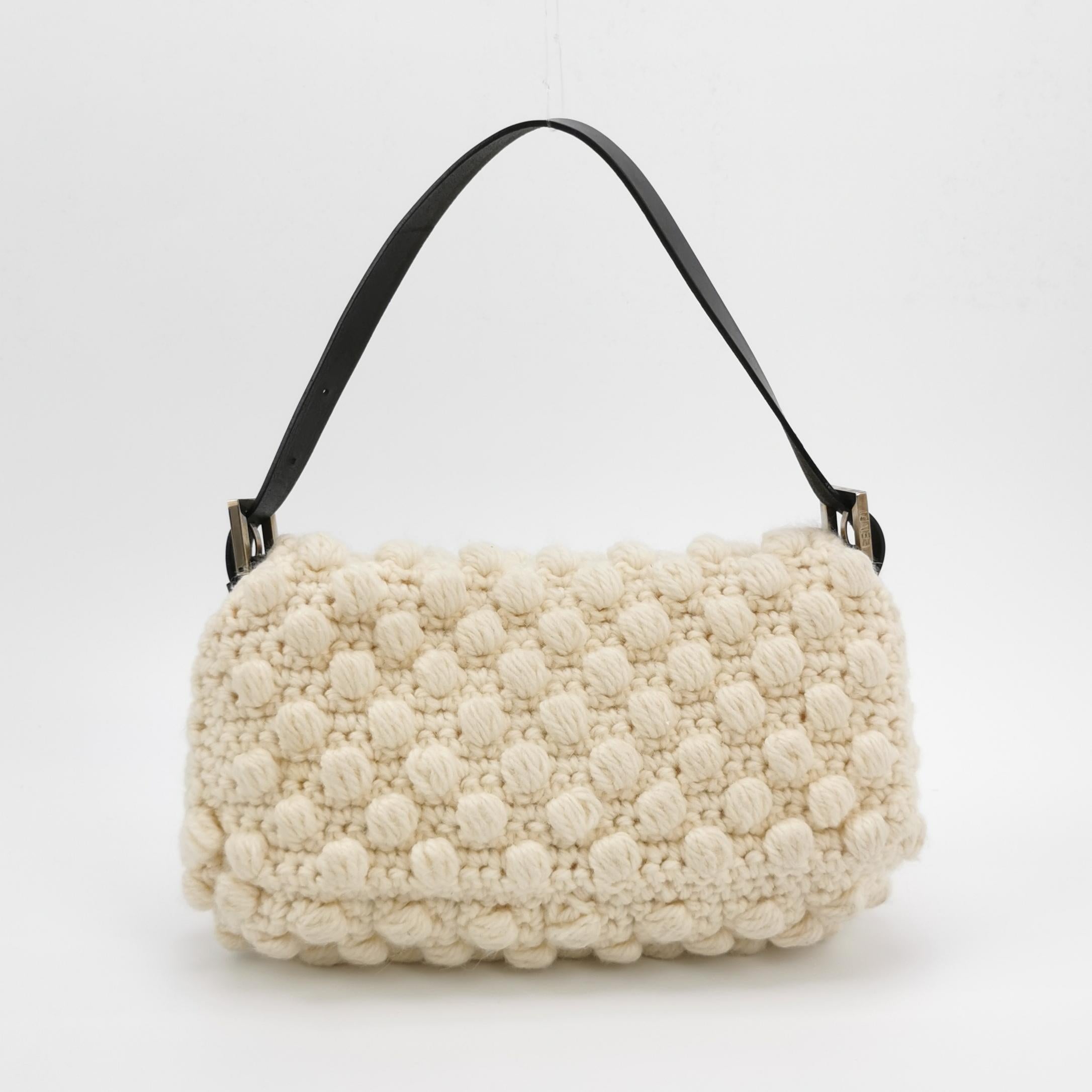 Fendi Baguette Bag Bianco Borsa a tracolla con pompon in lana lavorata all'uncinetto in vendita 1