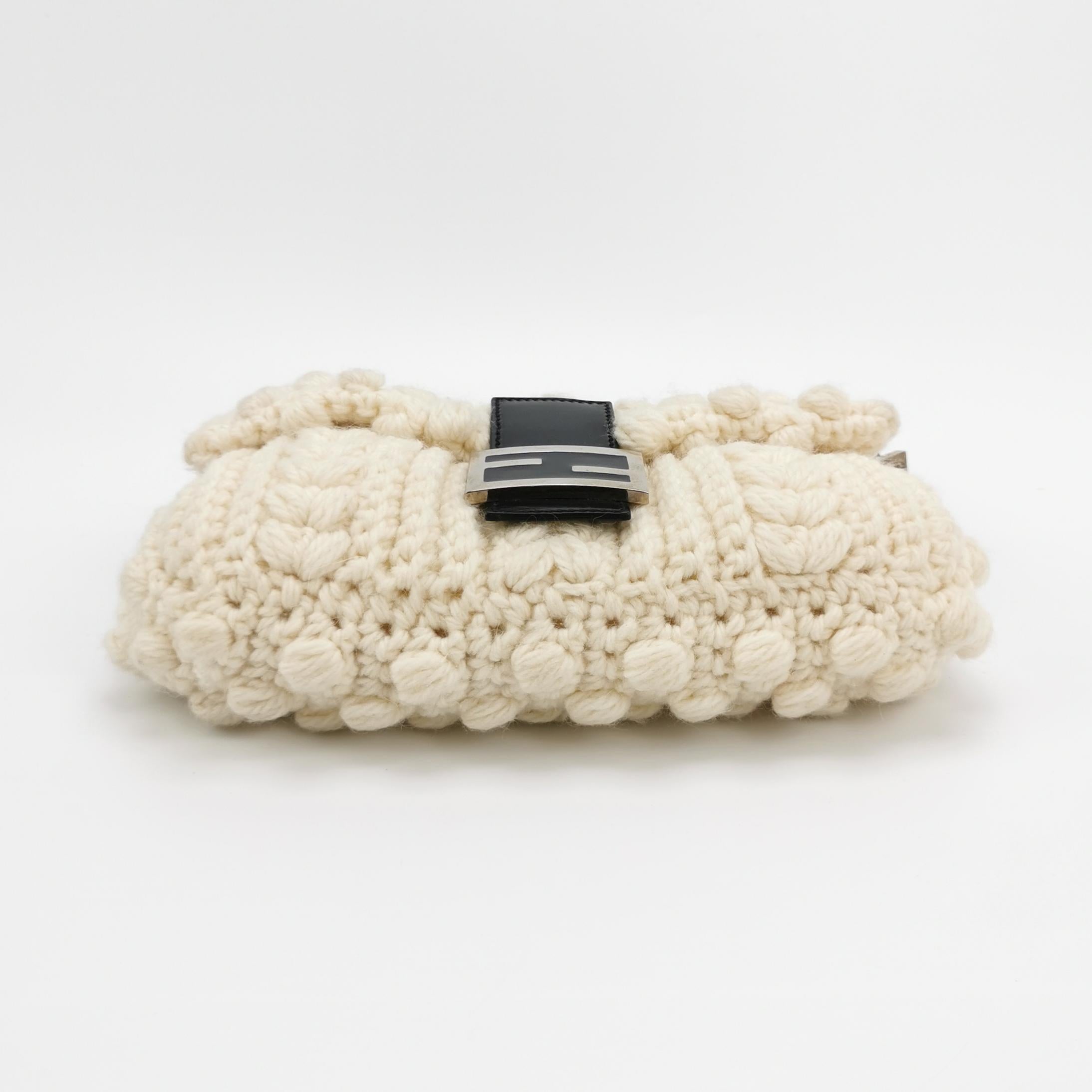 Fendi Baguette Bag Bianco Borsa a tracolla con pompon in lana lavorata all'uncinetto in vendita 2