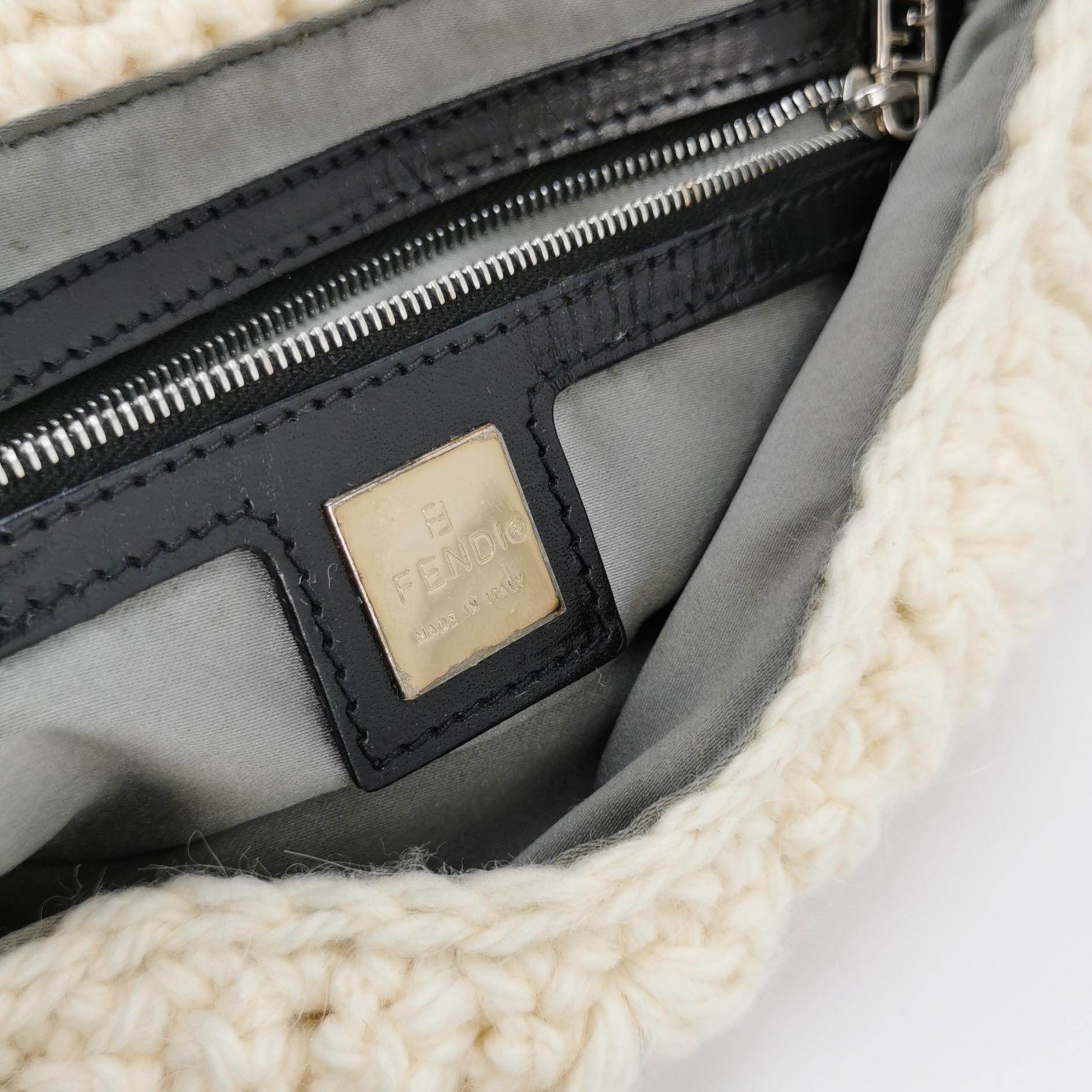 Fendi Baguette Bag Bianco Borsa a tracolla con pompon in lana lavorata all'uncinetto in vendita 6
