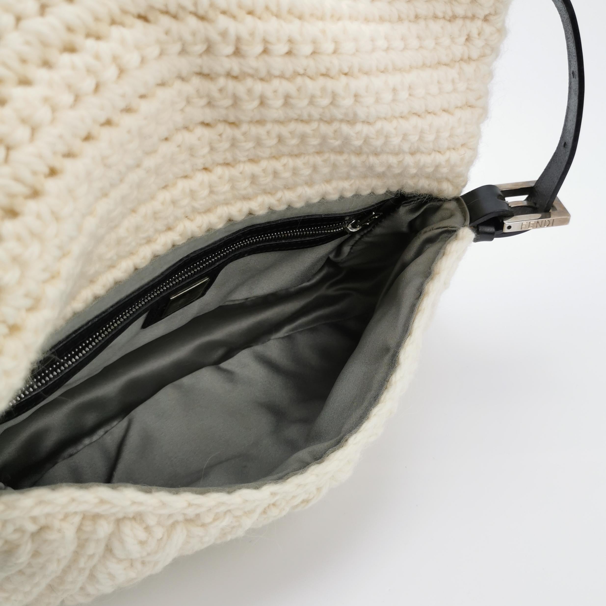 Fendi Baguette Bag Bianco Borsa a tracolla con pompon in lana lavorata all'uncinetto in vendita 7