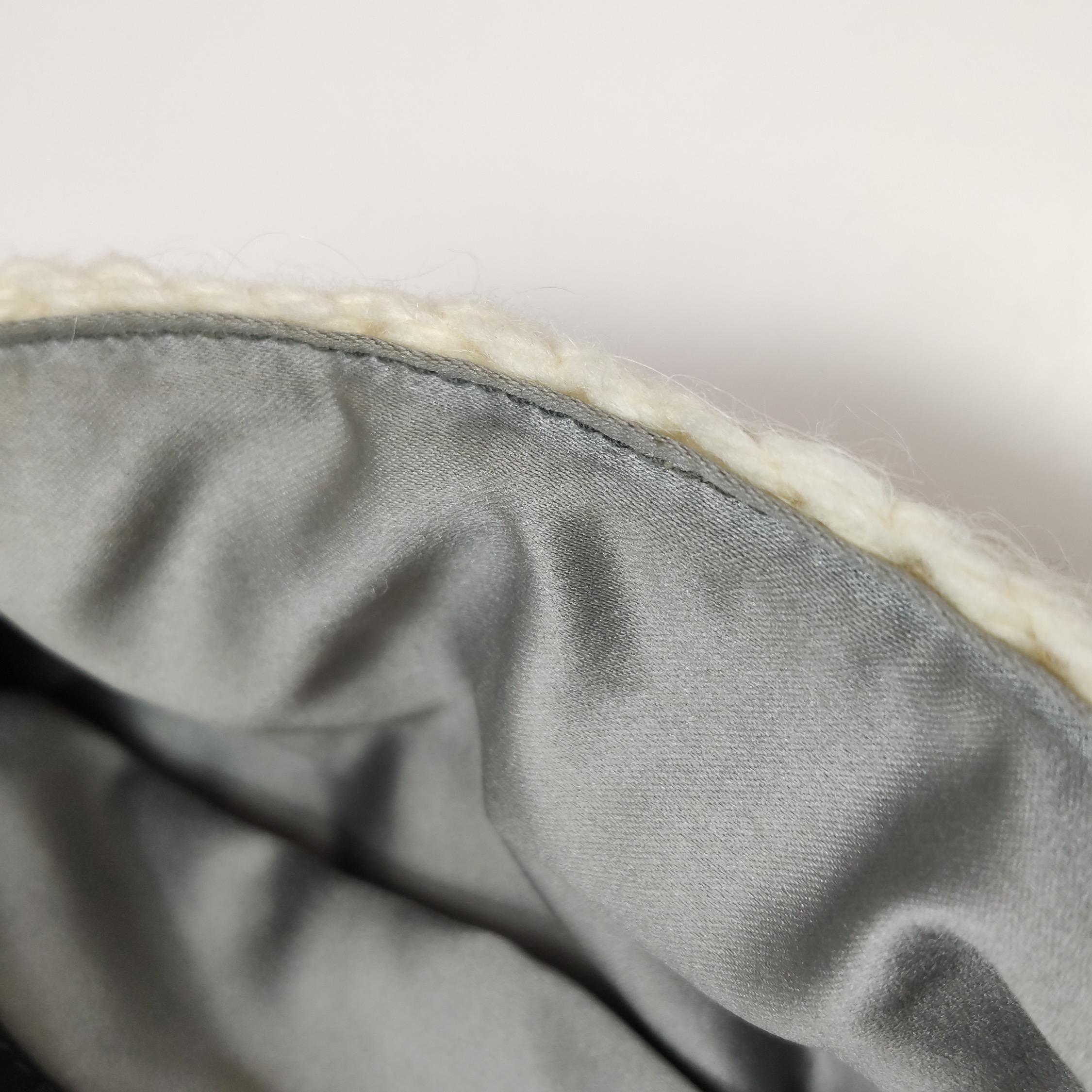 Fendi Baguette Bag Bianco Borsa a tracolla con pompon in lana lavorata all'uncinetto in vendita 4