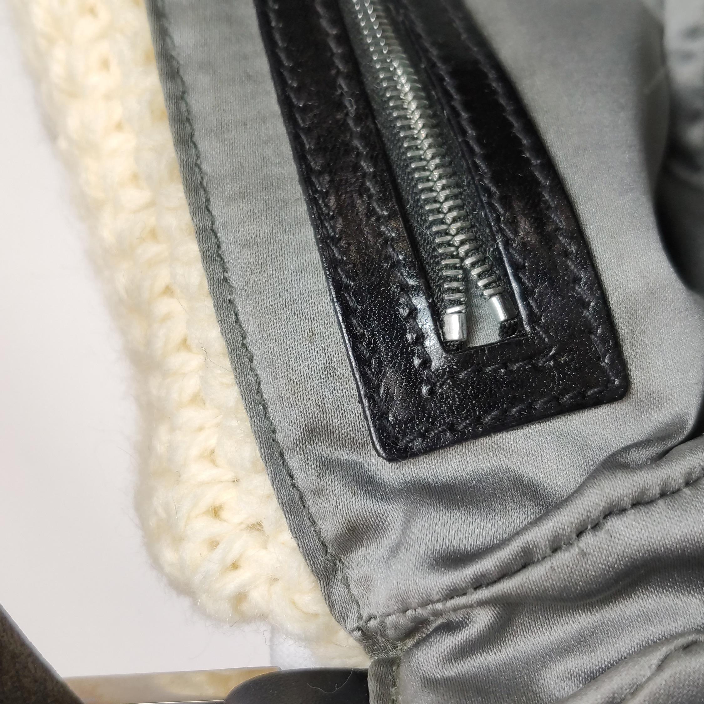 Fendi Baguette Bag Bianco Borsa a tracolla con pompon in lana lavorata all'uncinetto in vendita 5