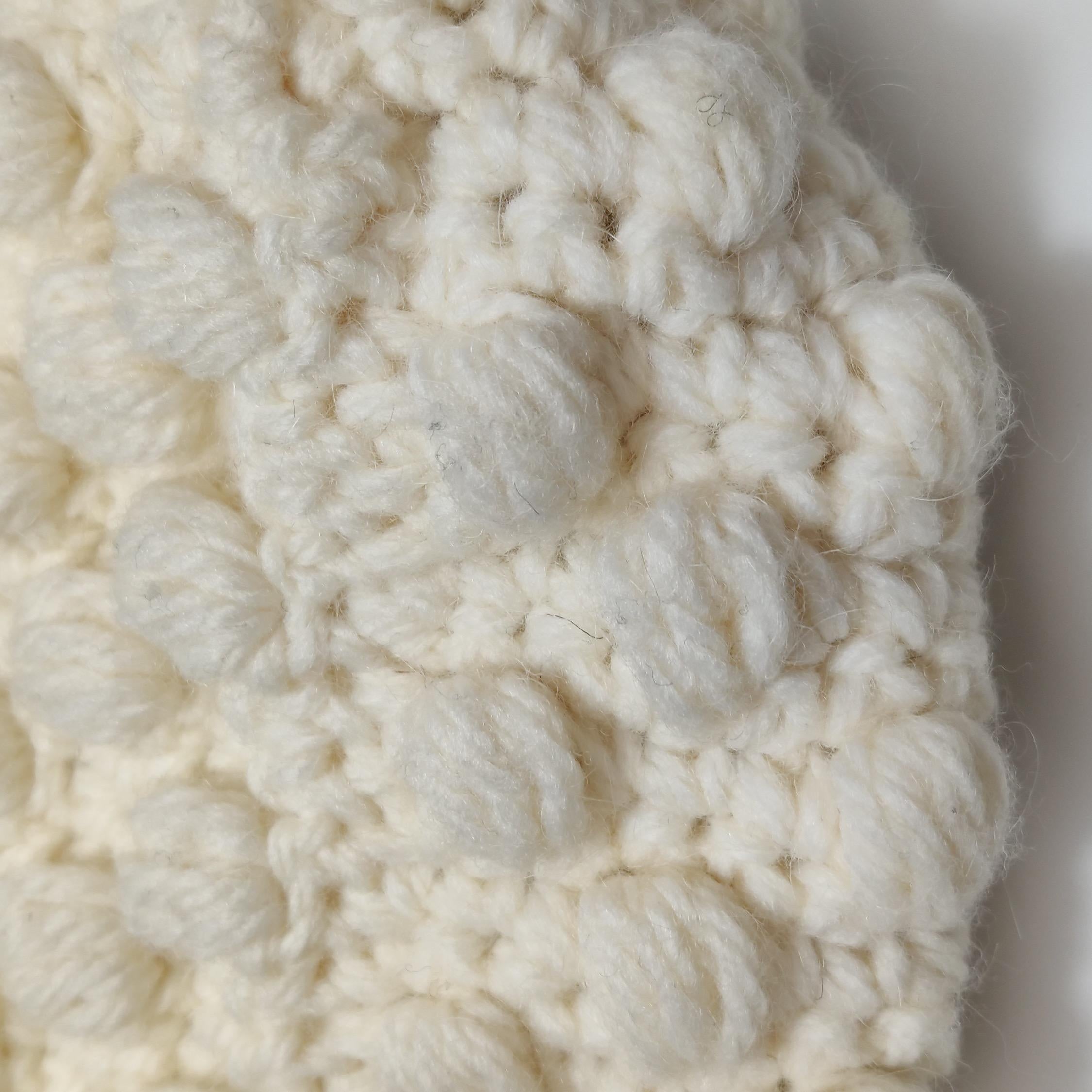 Fendi Baguette Bag Bianco Borsa a tracolla con pompon in lana lavorata all'uncinetto in vendita 9