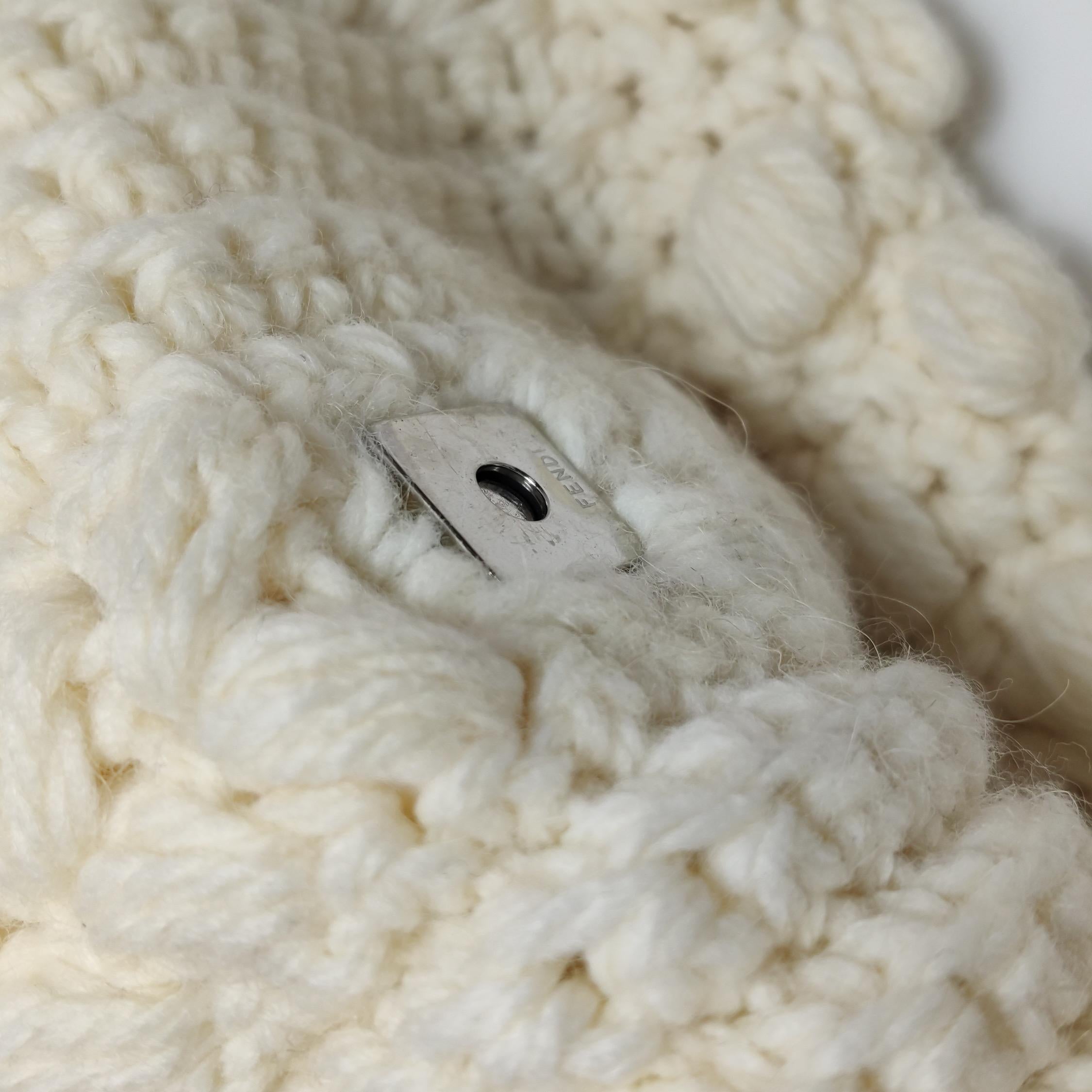 Fendi Baguette Bag Bianco Borsa a tracolla con pompon in lana lavorata all'uncinetto in vendita 11